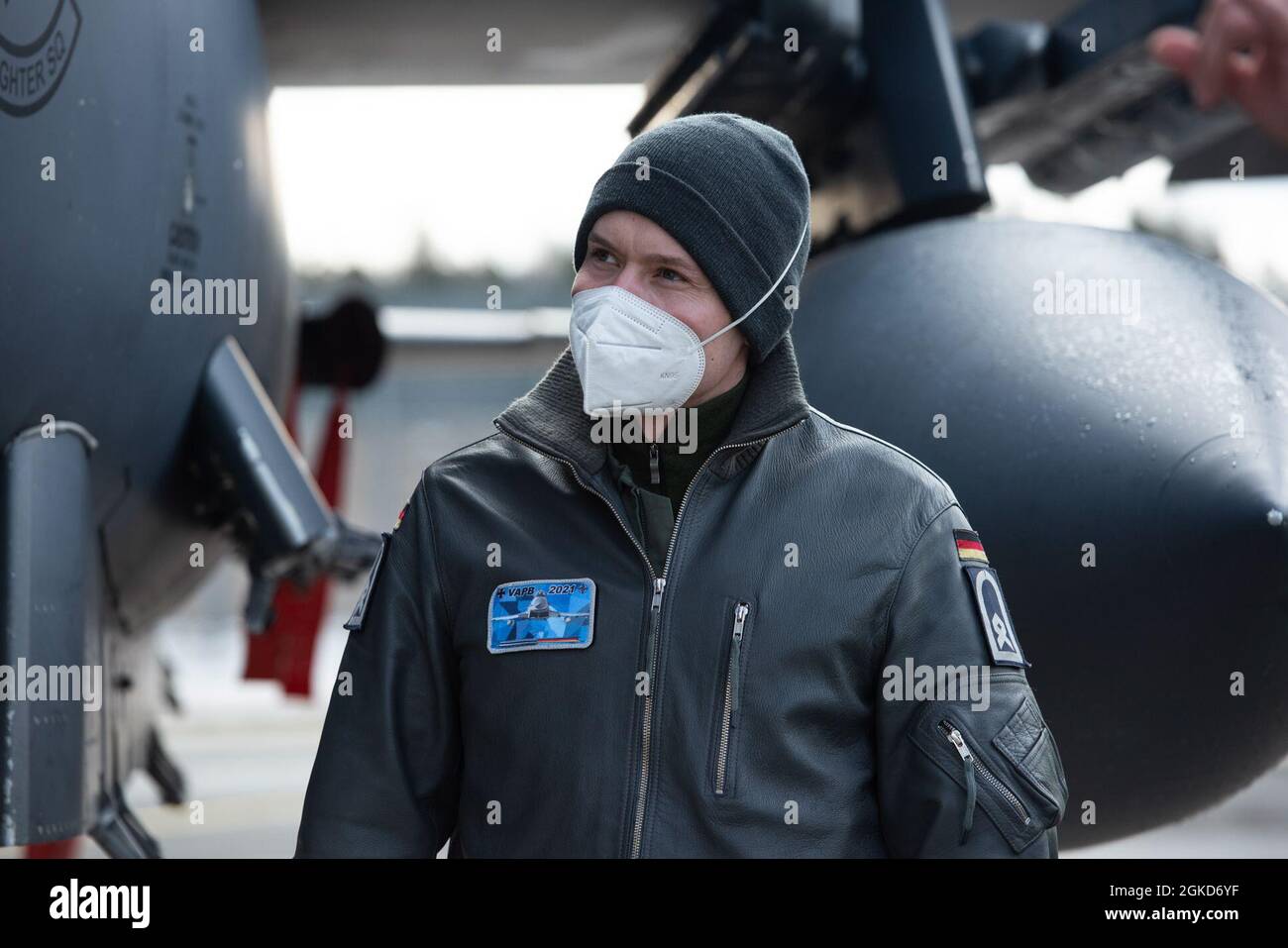 Ein Mitglied der deutschen Luftwaffe nimmt an einer Tour eines F-15E-Angriffsadlers Teil, der während des Baltic Trident auf der Ämari Air Base, Estland, am 17. März 2021 dem 492. Jagdgeschwader zugewiesen wurde. Die Streitkräfte der Vereinigten Staaten in Europa engagieren sich weiterhin gemeinsam mit europäischen Verbündeten und Partnern für kollektive Verteidigung und kooperative Sicherheit. Stockfoto