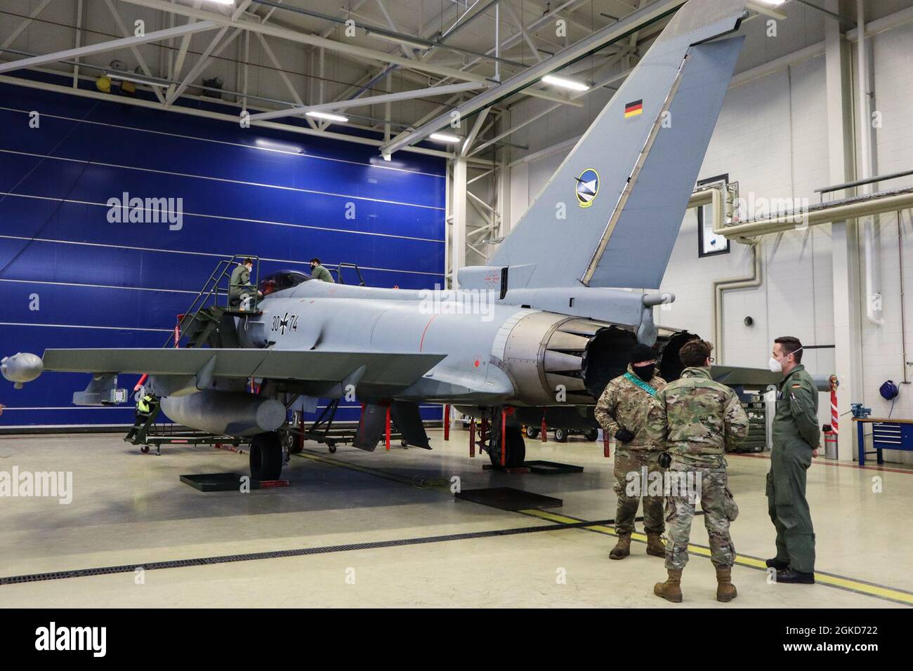 Die dem 48th Fighter Wing zugeordneten Luftbesatzungen und Luftfahrtschiffe werden während des Baltic Trident auf dem Luftwaffenstützpunkt Ämari, Estland, am 17. März 2021 von Mitgliedern der deutschen Luftwaffe im Eurofighter-Typhoon geführt. Die Streitkräfte der Vereinigten Staaten in Europa engagieren sich weiterhin gemeinsam mit europäischen Verbündeten und Partnern für kollektive Verteidigung und kooperative Sicherheit. Stockfoto