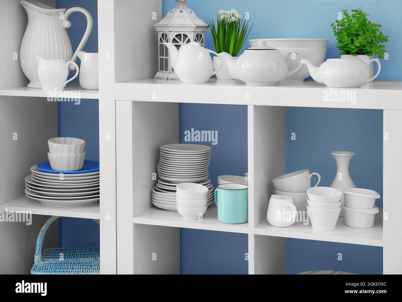 White Lagerung Ständer mit Keramik Geschirr auf farbigen Hintergrund  Stockfotografie - Alamy