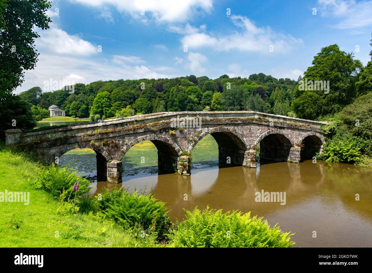 Die Palladio-Brücke und der See in Stourhead Gardens, Wiltshire, England, Großbritannien Stockfoto