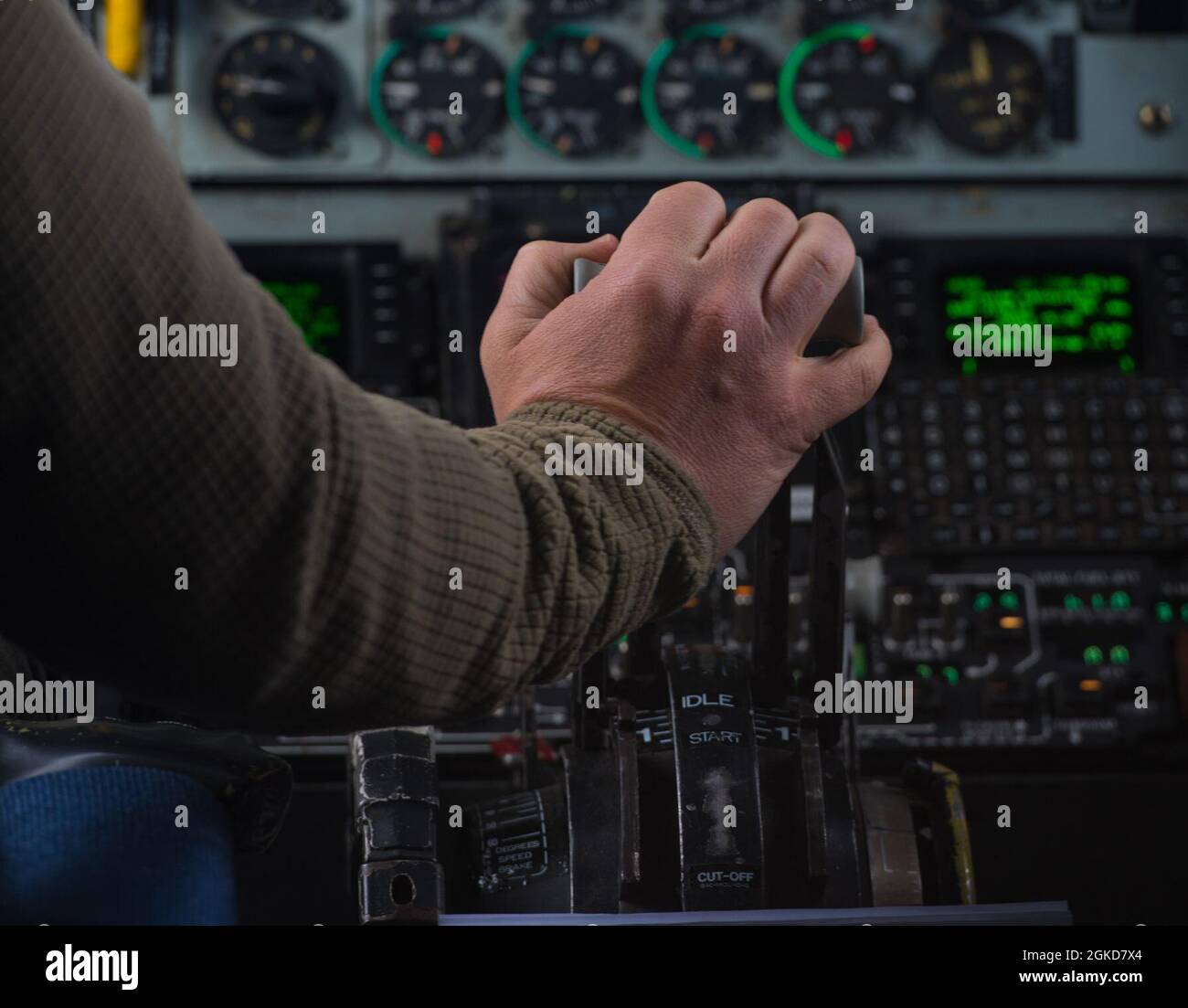 LT. Col. Shawn Barrett, 191. Betankungsgeschwader KC-135R Stratotanker Pilot, erhöht den Motorschub während des Fluges während einer Luftbefüllungsmission über Idaho, 18. März 2021. Der KC-135 ist mit vier Turbofanen unter 35-Grad-Schwingen ausgestattet und kann bei einem Gewicht von bis zu 322,500 Pfund starten. Stockfoto