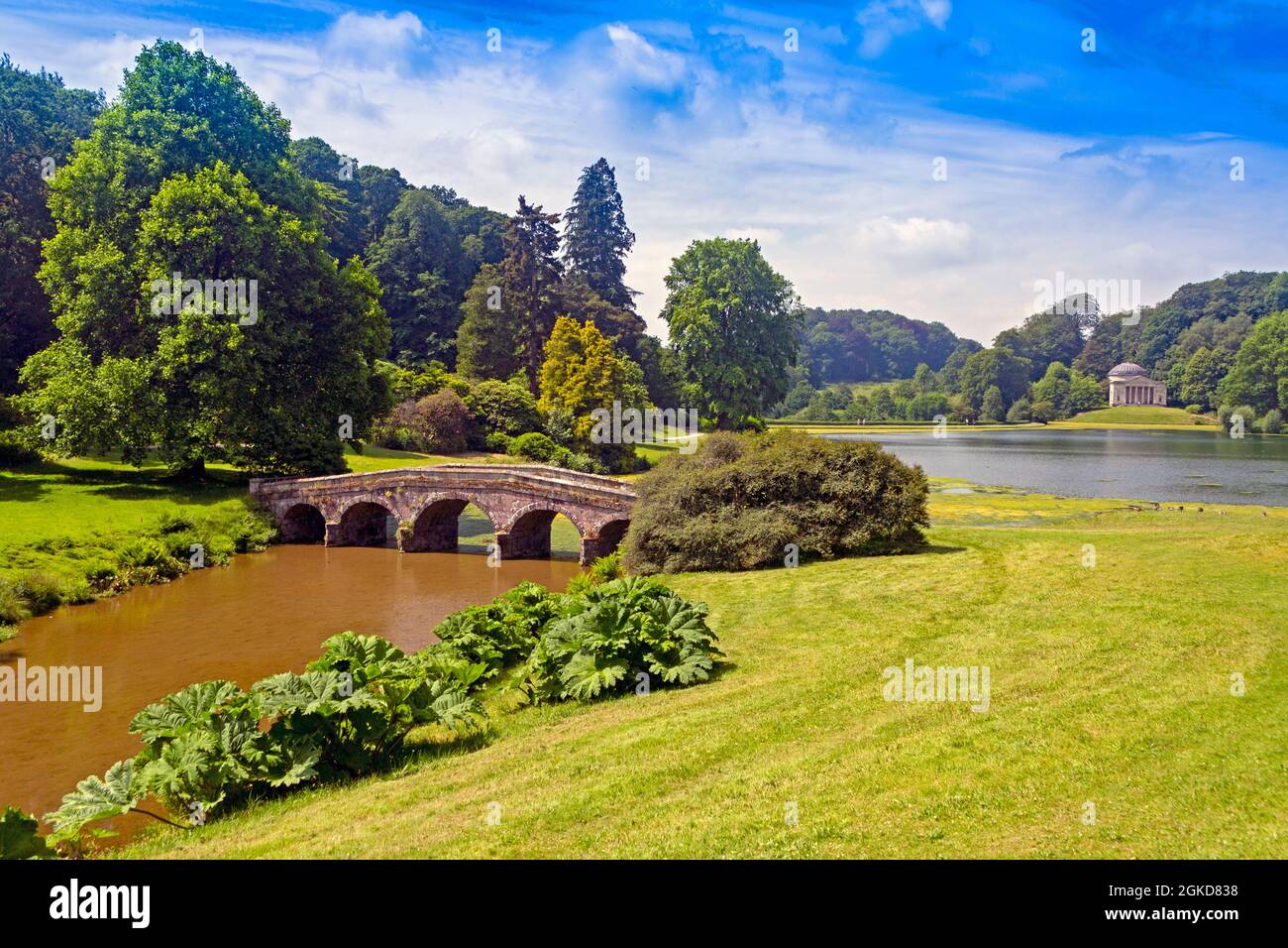 Die Palladio-Brücke und der See in Stourhead Gardens, Wiltshire, England, Großbritannien Stockfoto