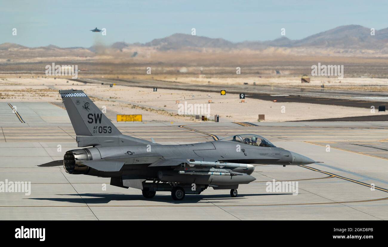 Ein F-16 CM Falcon-Kampfjet, der dem 20. Kampfflügel der Shaw Air Force Base, South Carolina, zugewiesen wurde, wartet auf den Start für eine Mission der Roten Flagge 21-2 auf der Nellis AFB, Nevada, am 18. März 2021. Red Flag findet über dem riesigen Test- und Trainingsbereich von Nevada statt und bietet dem Kriegsjäger einen realistischen und multidimensionalen Kampfraum, um ein erweitertes Training durchzuführen. Stockfoto