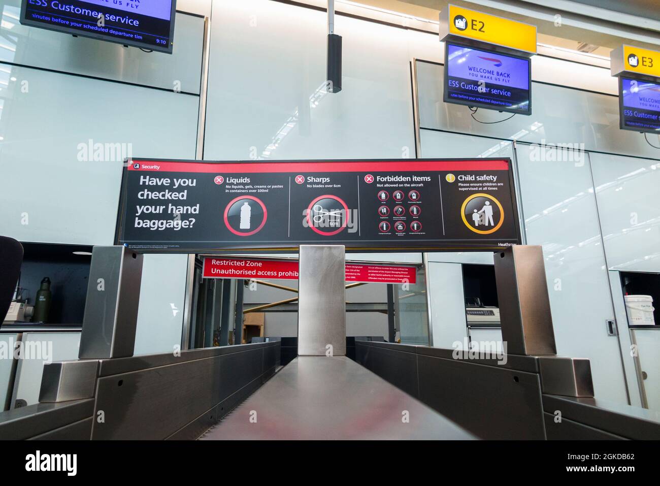 Warnschild mit verbotenen Handgepäckgegenständen beim Check-in-Gürtel/Passagier-Check-in am Terminal 5 / T5 Heathrow LHR Airport. VEREINIGTES KÖNIGREICH (127) Stockfoto