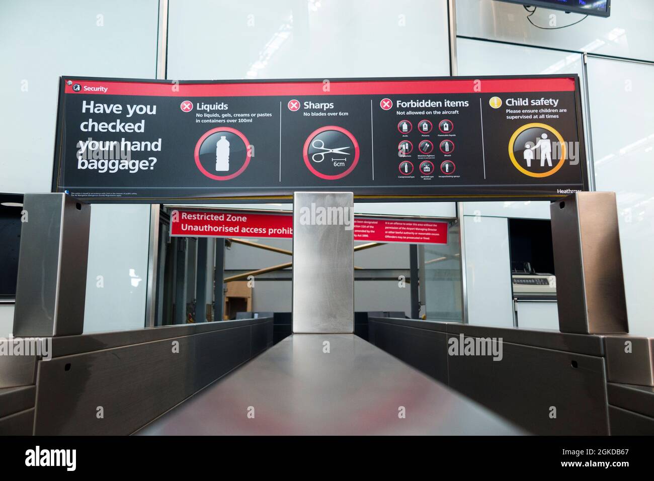 Warnschild mit verbotenen Handgepäckgegenständen beim Check-in-Gürtel/Passagier-Check-in am Terminal 5 / T5 Heathrow LHR Airport. VEREINIGTES KÖNIGREICH (127) Stockfoto