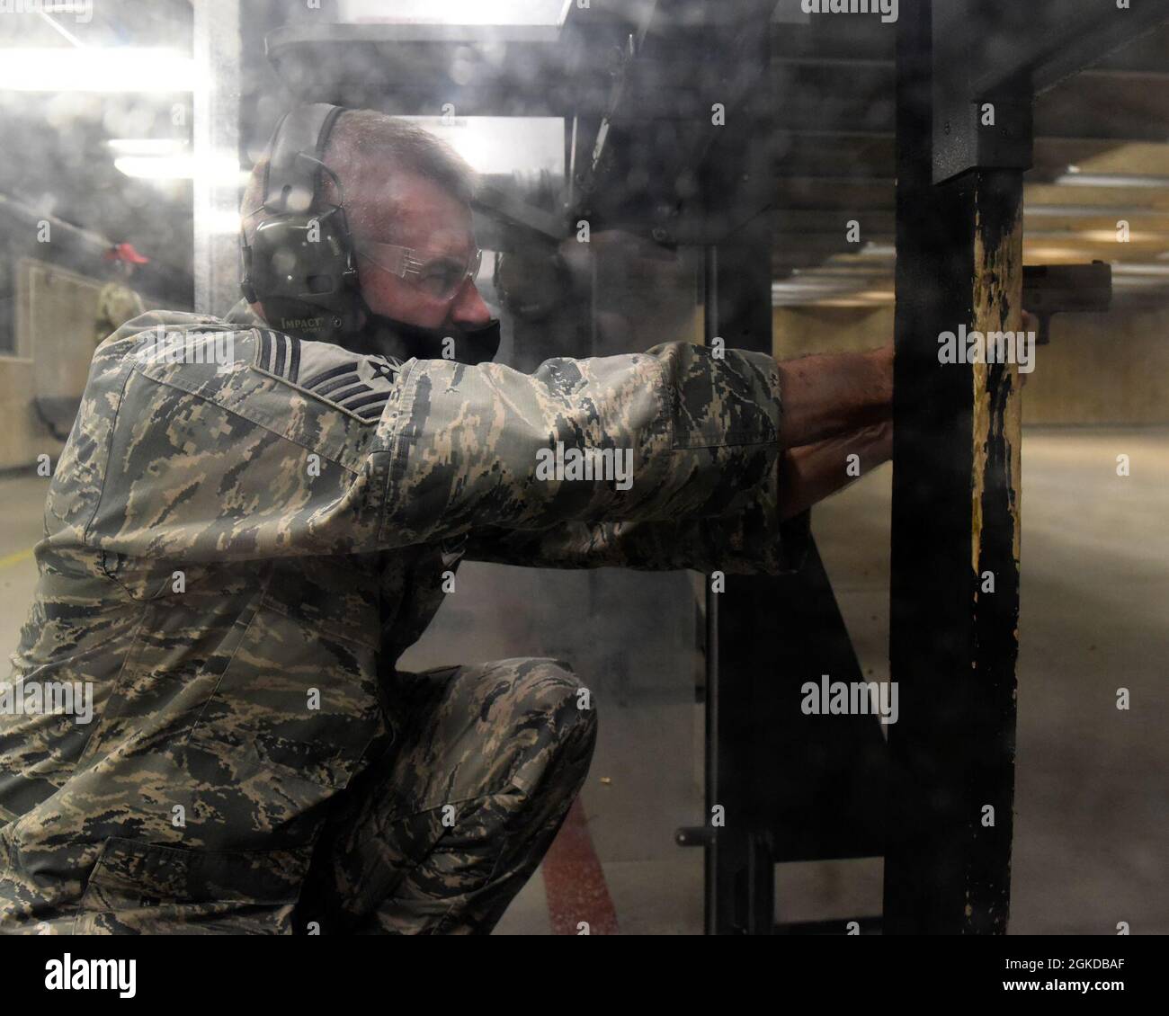 US Air Force Chief Master Sgt. Joseph Newton, Kommandochef der 88. Mission Support Group, feuert am 19. März 2021 eine M18-Pistole auf dem 88. Squadron Combat Arms Range der Sicherheitskräfte auf der Wright-Patterson Air Force Base, Ohio. Kampfwaffenausbilder arbeiten daran, das Personal der 88 ABW-Waffen für Bereitschafts- und Einsatzanforderungen qualifiziert zu halten. Stockfoto