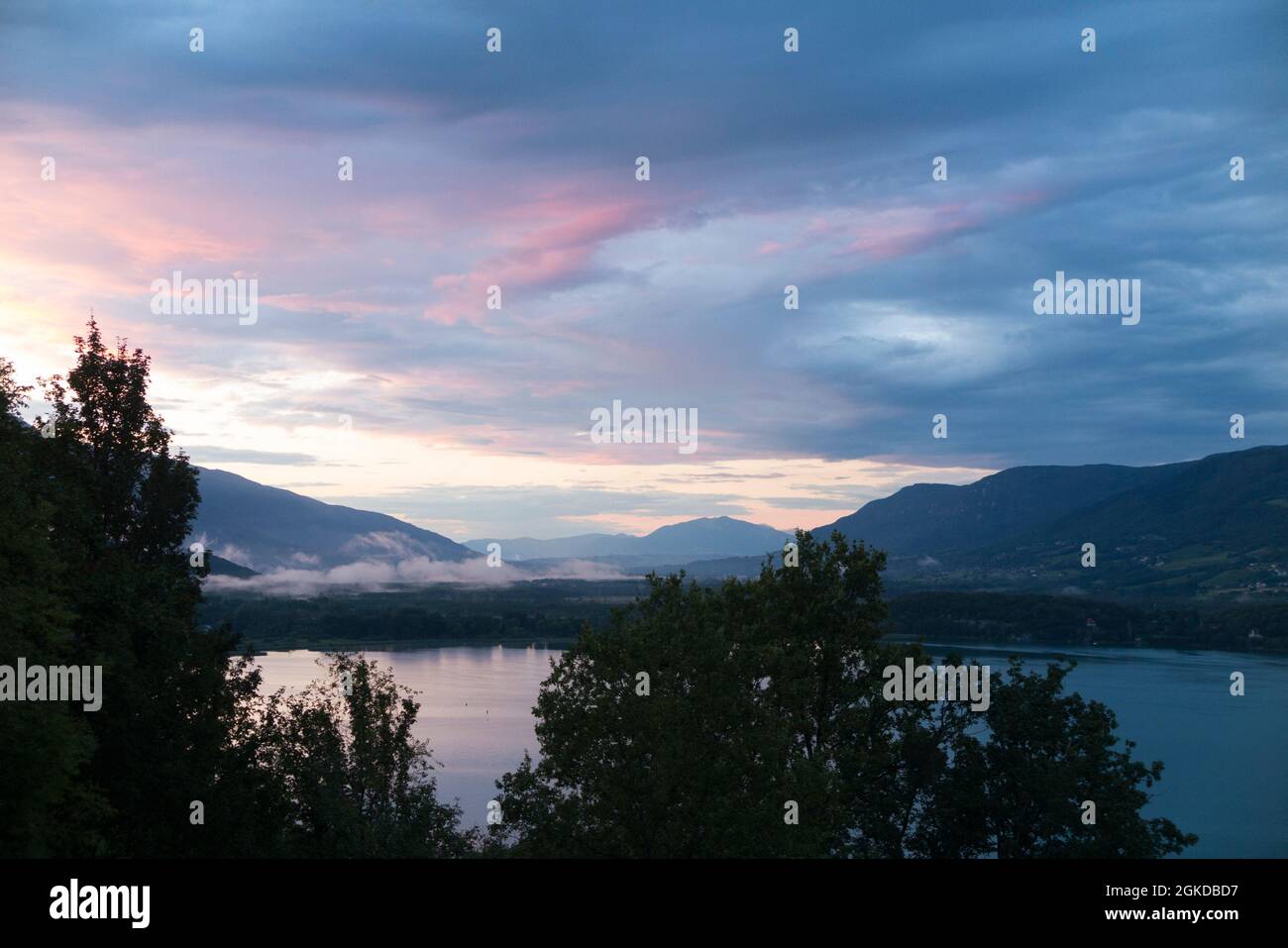 Blick nach Norden von Conjux über den Lac du Bourget (Lake Bourget) bei Sonnenuntergang / Sonnenuntergang, im Département Savoie (Savoyen) von Frankreich. (127) Stockfoto