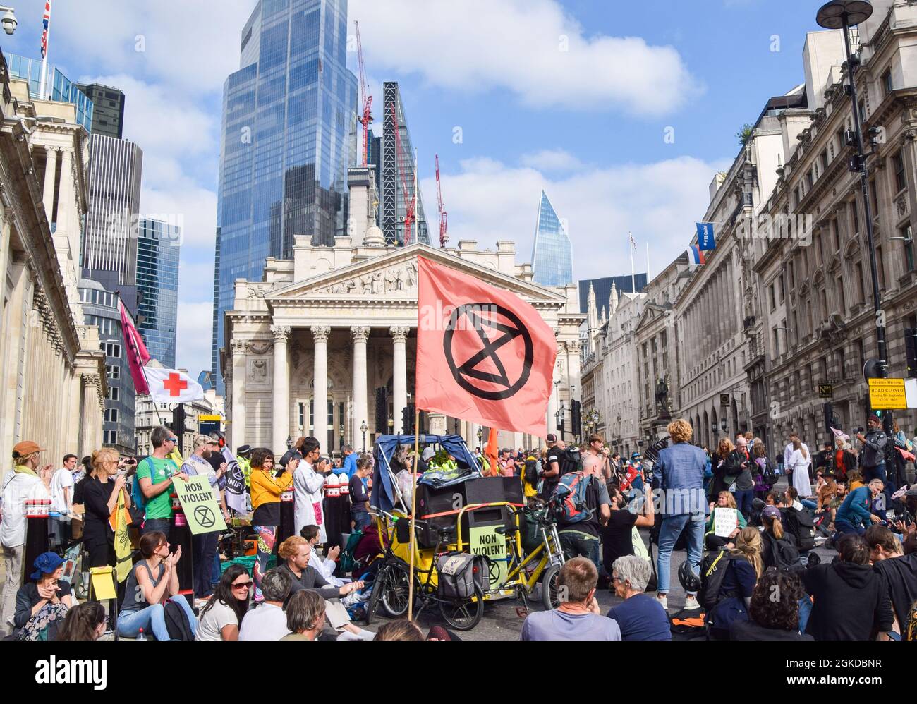 London, Großbritannien. September 2021. Extinction Rebellion Demonstranten blockierten die Straßen vor dem Bahnhof Bank und der Bank of England in der City of London, im Rahmen ihrer zweiwöchigen Kampagne „Impossible Rebellion“, die die britische Regierung aufforderte, in der Klima- und Umweltkrise sinnvoll zu handeln. Stockfoto