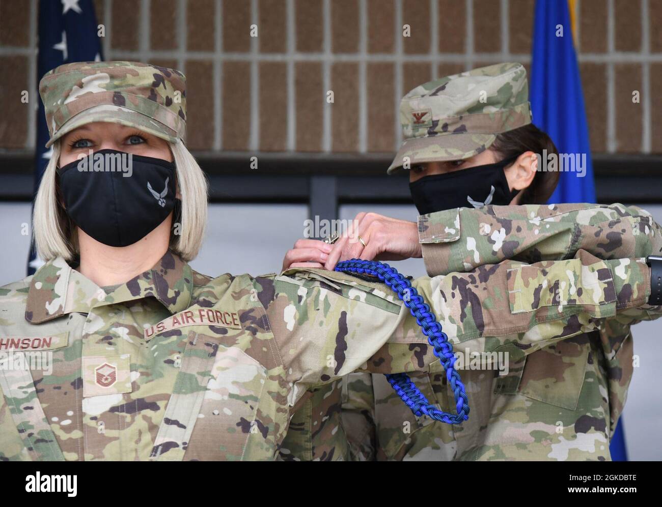 Oberst der US-Luftwaffe Heather Blackwell, Kommandant des 81. Ausbildungsflügels, überreicht Meister Sgt ein Seil des militärischen Ausbildungsleiters. Jessica Johnson, Betreuerin der 81st Training Support Squadron Military Training Leader School, außerhalb der Levitow Training Support Facility auf dem Keesler Air Force Base, Mississippi, 19. März 2021. Das Master Military Training Leader Program, das in Keesler erstellt wurde, wurde entwickelt, um die militärischen Ausbildungsleiter zu unterscheiden, die die Demonstration, Bewertung und Verstärkung militärischer Standards gemeistert haben; sie strahlen militärische Haltung und Disziplin aus, während sie Schedul beherrschen Stockfoto