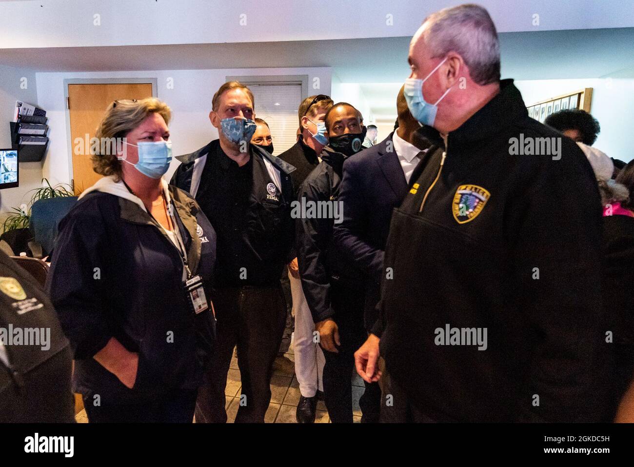 Orange, NJ, 19. März 2021 – Danna Lopez, FEMA Region 2, und Patrick Cornbill, stellvertretender Bundeskoordinatorenbeauftragter für New Jersey, heißen die Regierung willkommen. Phil Murphy, Vizegouverneur Sheila Oliver und Staats- und Kommunalbeamte während eines Besuchs auf der gemeinschaftsbasierten Impfstelle, die in der St. Matthew AME Kirche eingerichtet wurde. Die FEMA-Mitarbeiter und das Title 10-Impfunterstützungsteam des Verteidigungsministeriums helfen den Anwohnern, sich gegen COVID-19 impfen zu lassen. Die FEMA arbeitet mit staatlichen, lokalen, Stammes- und Gebietsregierungen an der kritischen Notwendigkeit, Impfzentren zu eröffnen, die eine unterversorgte Bevölkerung gewährleisten Stockfoto