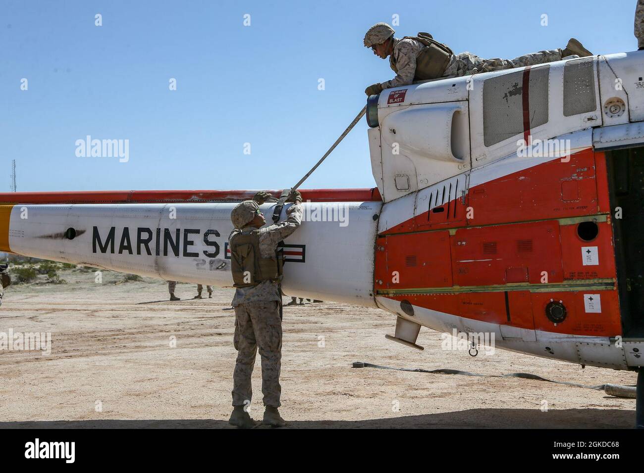 US-Marineinfanteristen, die Marine Wing Support Squadron 371, Marine Aircraft Group 13, 3rd Marine Aircraft Wing, zugewiesen sind, führen die praktische Anwendung zur Bergung und Bergung von Flugzeugen während des WTI-Kurses (Weapons and Tactics Instructor) 2-21 auf dem TACTS Airfield, nahe Wellton, Arizona, durch., 19. März 2021. Der WTI-Kurs ist eine siebenwöchige Schulungsveranstaltung, die vom Marine Aviation Weapons and Tactics Squadron One (MAWTS-1) veranstaltet wird und standardisierte fortgeschrittene taktische Schulungen und Zertifizierungen von Instruktorenqualifikationen bietet, um die Ausbildung und Bereitschaft der Meeresluftfahrt zu unterstützen, und hilft bei der Entwicklung und dem Einsatz der Luftfahrt Stockfoto