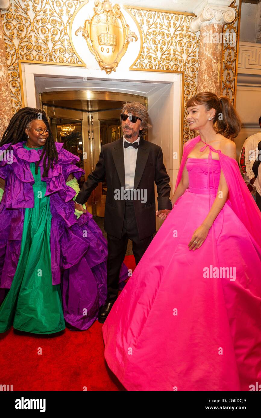 New York, NY - 13. September 2021: Whoopi Goldberg, Pierpaolo Piccioli, Carey Mulligan verlassen das Pierre Hotel zur Met Gala Celebrating in America: A Lexicon of Fashion 2021 Stockfoto