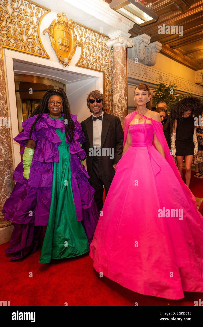 New York, NY - 13. September 2021: Whoopi Goldberg, Pierpaolo Piccioli, Carey Mulligan verlassen das Pierre Hotel zur Met Gala Celebrating in America: A Lexicon of Fashion 2021 Stockfoto