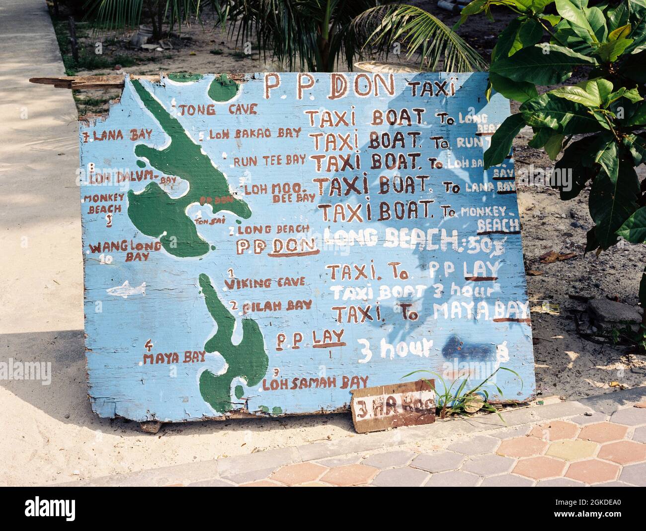 Phi phi Insel Wassertaxi Fahrkarten Zeichen, Phi Phi Insel Krabi, Thailand. Stockfoto