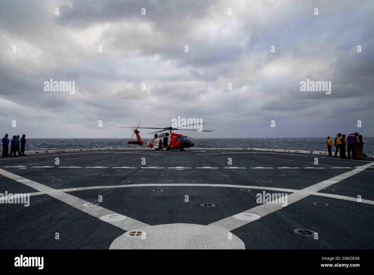 210320-N-PC065-1020 ATLANTISCHER OZEAN (20. März 2021) Ein Hubschrauber vom Typ MH-60T aus dem U.S. Coast Guard District Five landet auf dem Deck des Amphibientransportschiffes USS Arlington (LPD 24) der San Antonio-Klasse, 20. März 2021. Arlington ist im Atlantik unterwegs und diente als Plattform für eine medizinische Evakuierungsoperation. Stockfoto