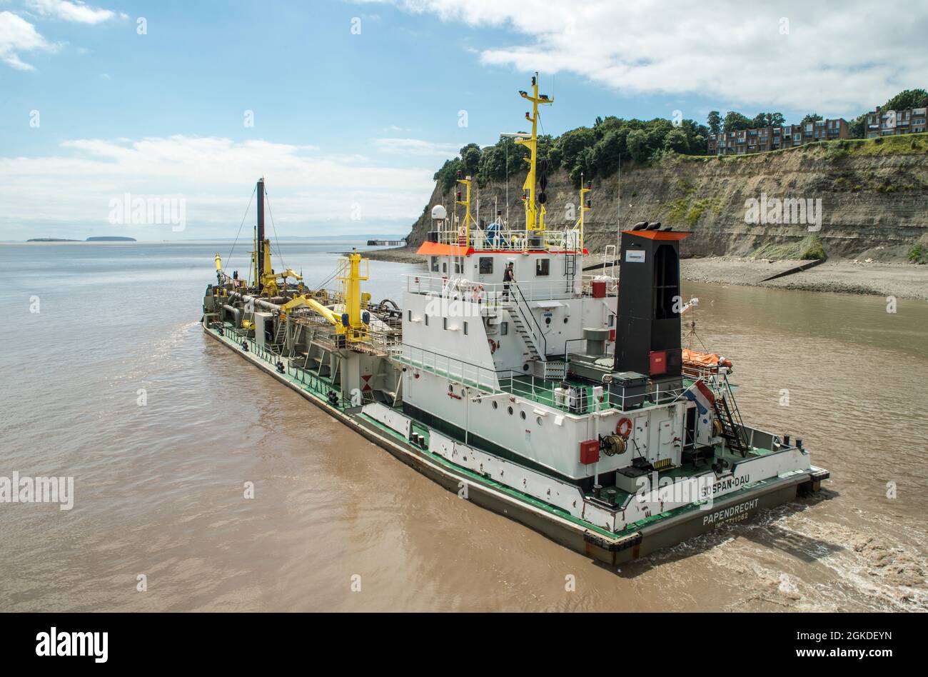 Die Hopper Dredger Sospan-Dau Baggern außerhalb des Sees von Cardiff Bay an einem SommerJulitag. Stockfoto