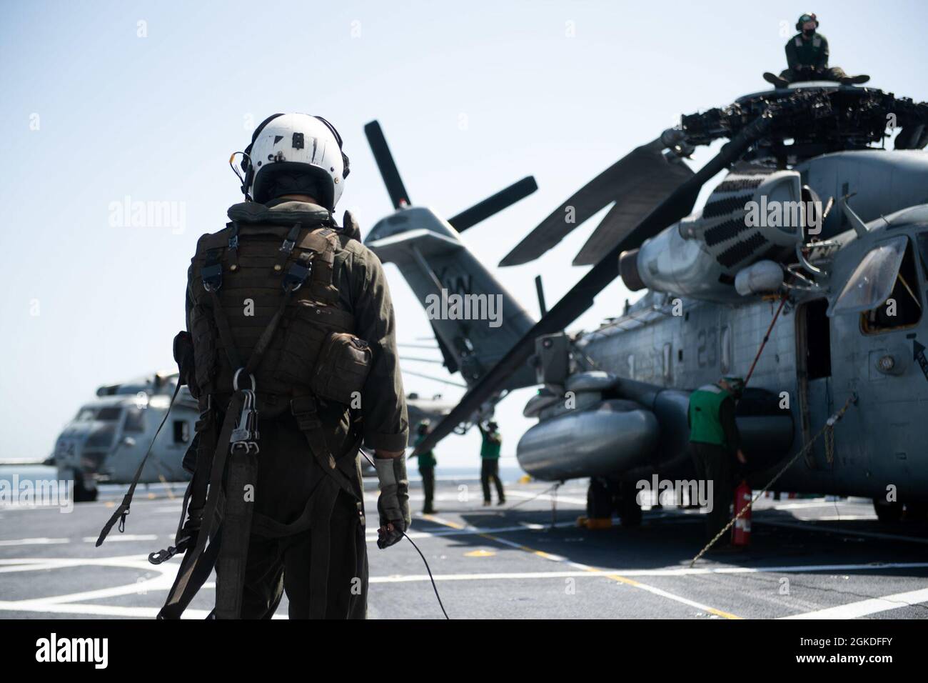 PAZIFISCHER OZEAN (20. März 2021) – Marineinfanatiker, die dem Marine Medium Tiltrotor Squadron 165 „White Knights“ zugeordnet sind, bereiten einen Super-Hengst-Hubschrauber CH-53E für den Start vom Flugdeck des Amphibientransportsdocks der San Antonio-Klasse USS Portland (LPD 27) vor. Portland führt derzeit Routineoperationen in der dritten US-Flotte durch. Stockfoto