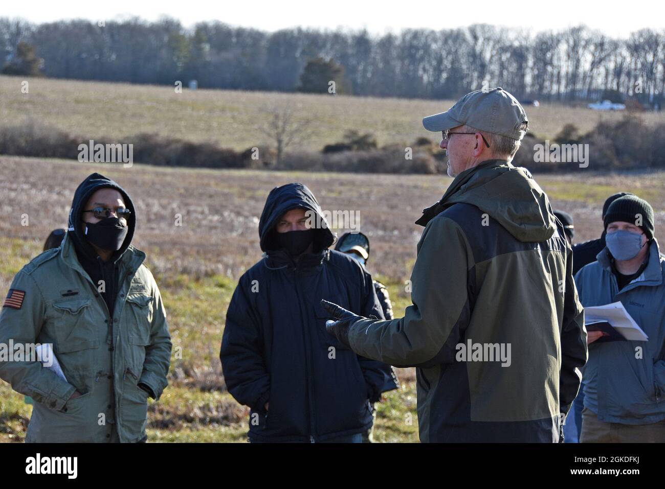 GETTYSBURG, Penn. - David Dworak, U.S. Army war College, führt hochrangige, von der US-Armee eingesandte Anführer auf einer Stabsfahrt über das berühmte Schlachtfeld des Bürgerkrieges. Zwanzig Kommandofeldwebel Major gingen auf dem Gelände der berühmten Schlacht und stellten fest, wie jeder, wenn er tatsächlichen Kommandeuren aus der Zeit der Schlacht zugewiesen würde, die Rollen und Verantwortlichkeiten eines hochrangigen, an den Kampf antretenden Führers übernommen hätte, zu der Zeit jede Seite eine solche Position hatte. Die Mitarbeiterfahrt war Teil des Trainings während des ersten personalnominierten Leaders-Kurses seit COVID-19 . Stockfoto