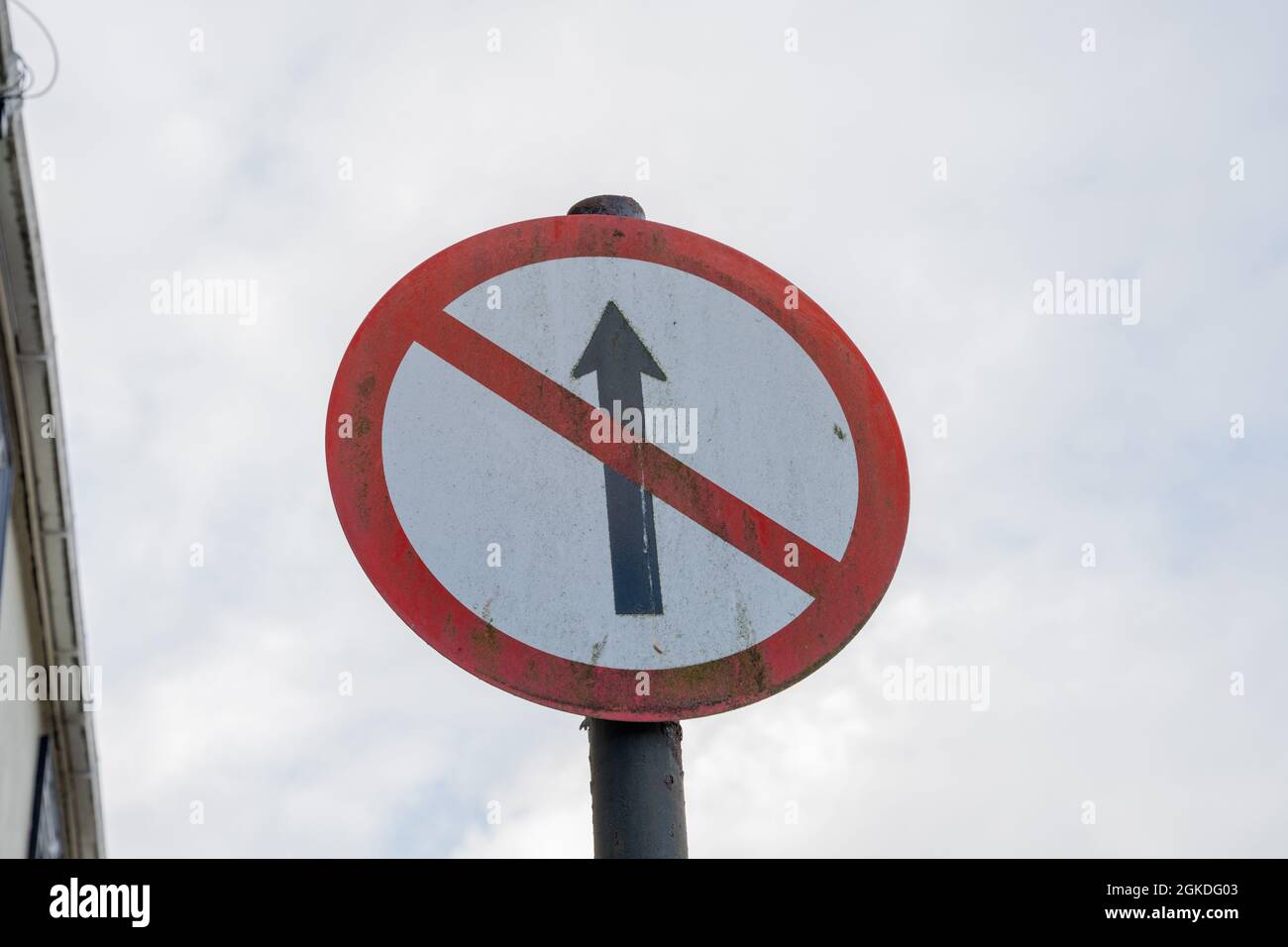 No Way Through Sign, Verkehrszeichen, das einbahntes System anzeigt Stockfoto