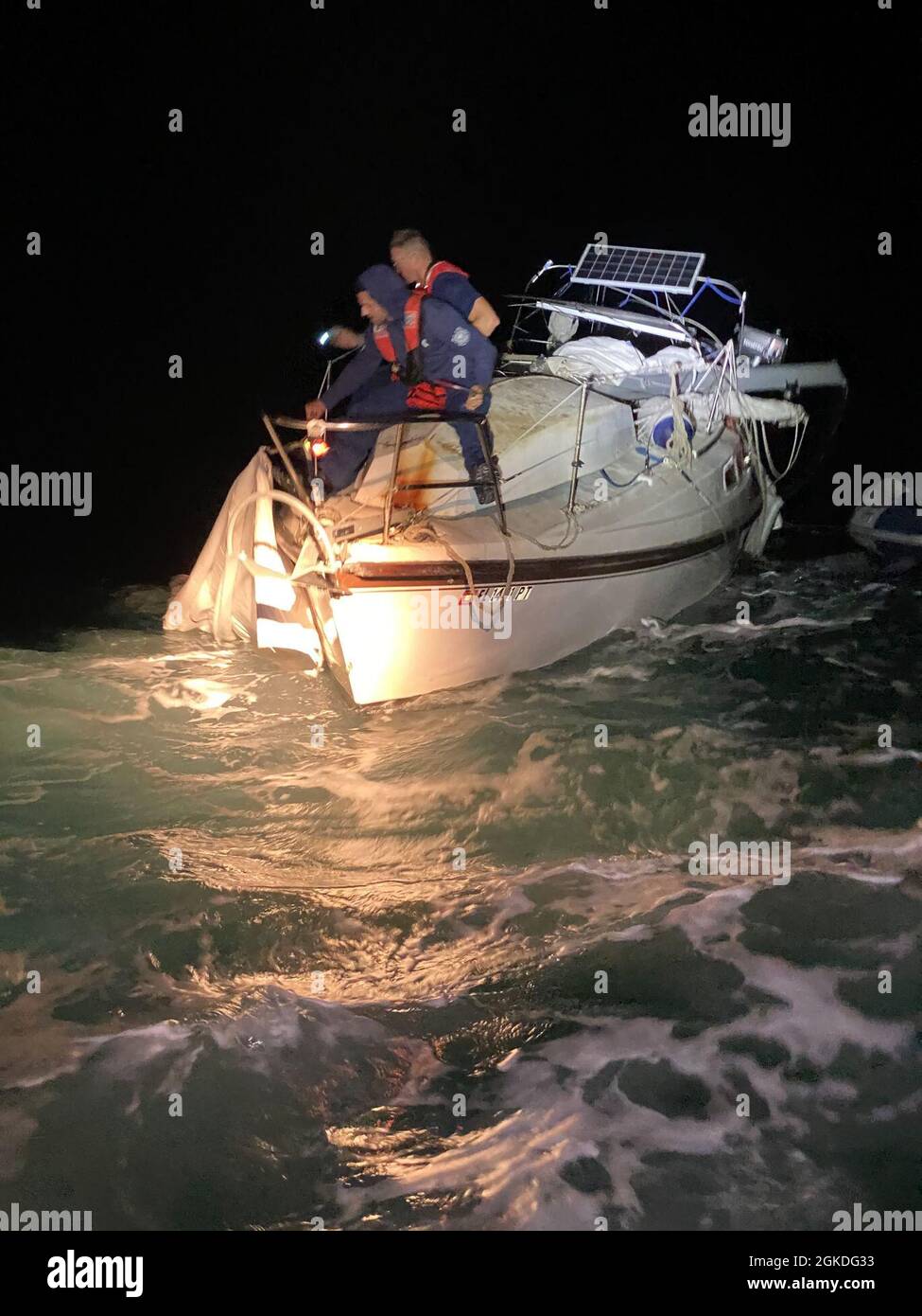 Küstenwache Key West Besatzungsmitglieder bereiten das behinderte  Segelschiff Mystic auf das Schleppen rund 60 Meilen nordwestlich von  Marathon, Florida, 21. März 2021 vor. Die Luft- und Seeeinheiten der  Küstenwache reagierten auf eine