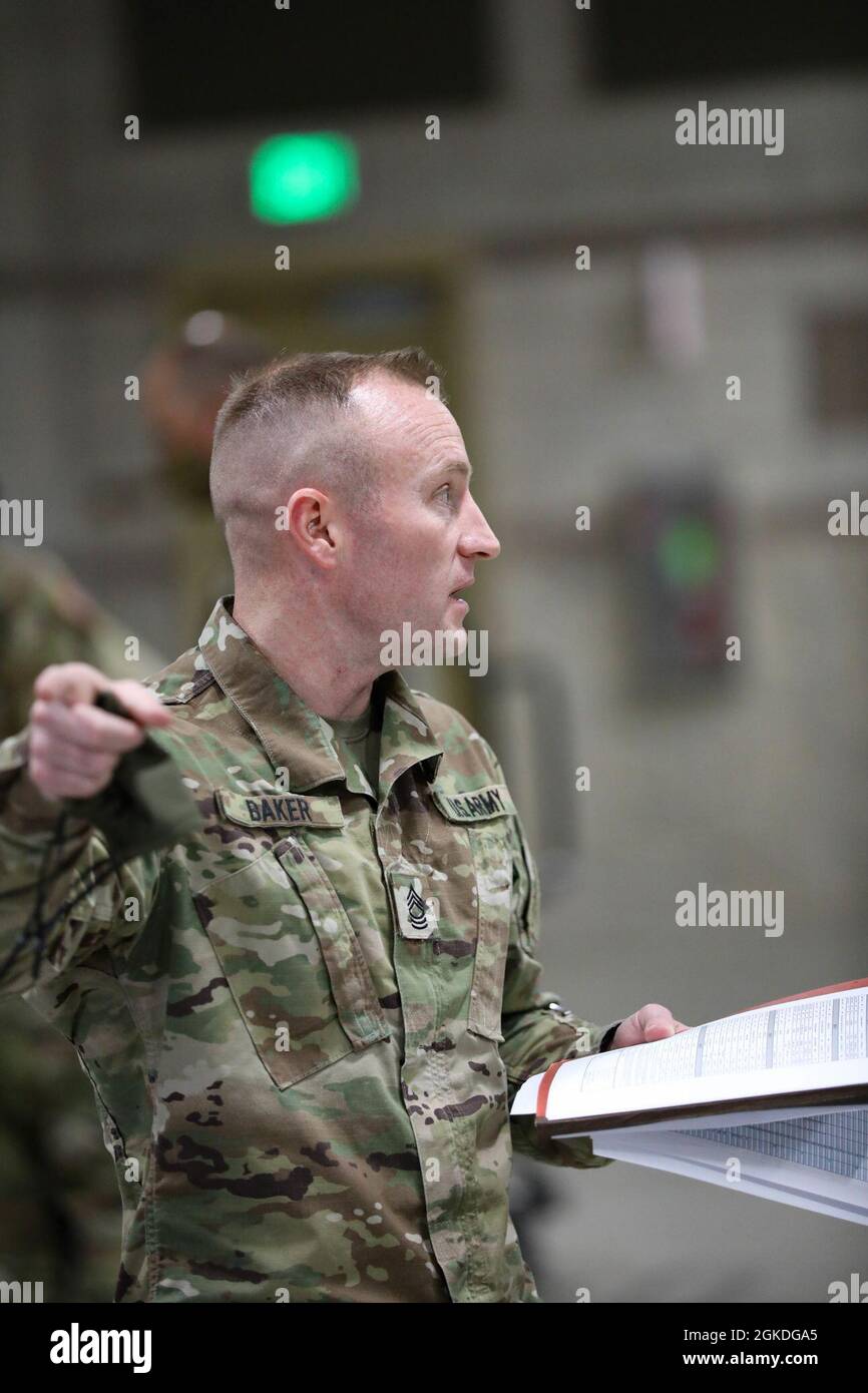 Master-Sgt. Michael Baker informiert Soldaten während der Verarbeitung am ersten Tag des Wettbewerbs der Utah National Guard Best Warrior in Camp Williams, Utah, 21. März 2021. Soldaten, die die Hauptkommandos der Utah National Guard vertreten, werden in einem dreitägigen Wettbewerb intensive mentale und körperliche Tests durchmachen, um den Soldaten des Jahres, den nicht beauftragten Offizier des Jahres und den leitenden NCO des Jahres zu bestimmen. Stockfoto