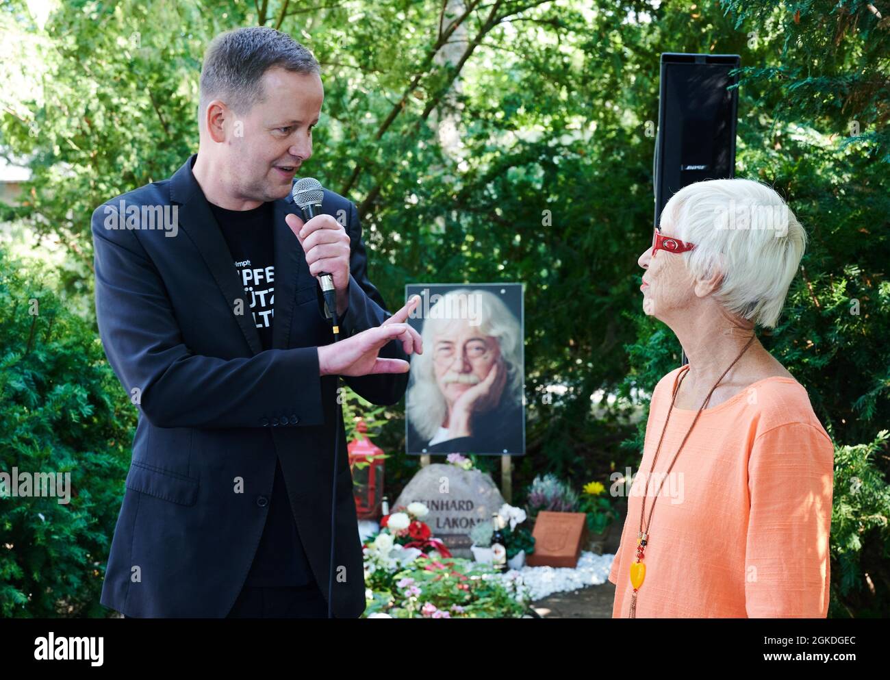 Berlin, Deutschland. September 2021. Kultursenator Klaus Lederer (die Linke) spricht vor seinem Grab auf dem Friedhof in Blankenburg/Pankow mit Monika Ehrhardt-Lakomy, der Witwe der Sängerin Lakomy (1946-2013). Der Musiker Lakomy wurde nun von der Stadt Berlin mit einem Ehrengrab ausgezeichnet. Quelle: Annette Riedl/dpa/Alamy Live News Stockfoto