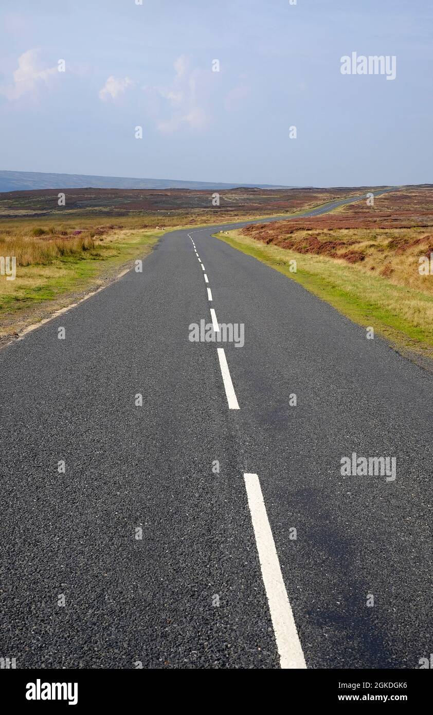 Leere Straße im Norden des yorkshire Moors National Park, england Stockfoto