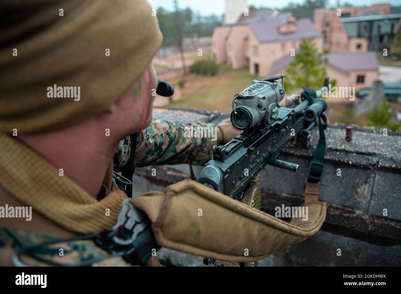 U.S. Marine Corps CPL. Christopher Werth, geboren in Eustis, Nebr., und Aufklärungsmarine mit 2d-Aufklärungsbataillon (Reconn Bn.) , 2d Marine Division, stellt Sicherheit während der Übung Caribbean Urban Warrior auf Camp Lejeune, N.C., 22. März 2021. Die Übung ist eine bilaterale Fortbildungsentwicklung, die darauf ausgelegt ist, die globale Interoperabilität zwischen 2d Recon BN. Und 32. Raiding Squadron, Netherlands Marine Corps, zu erhöhen. Stockfoto