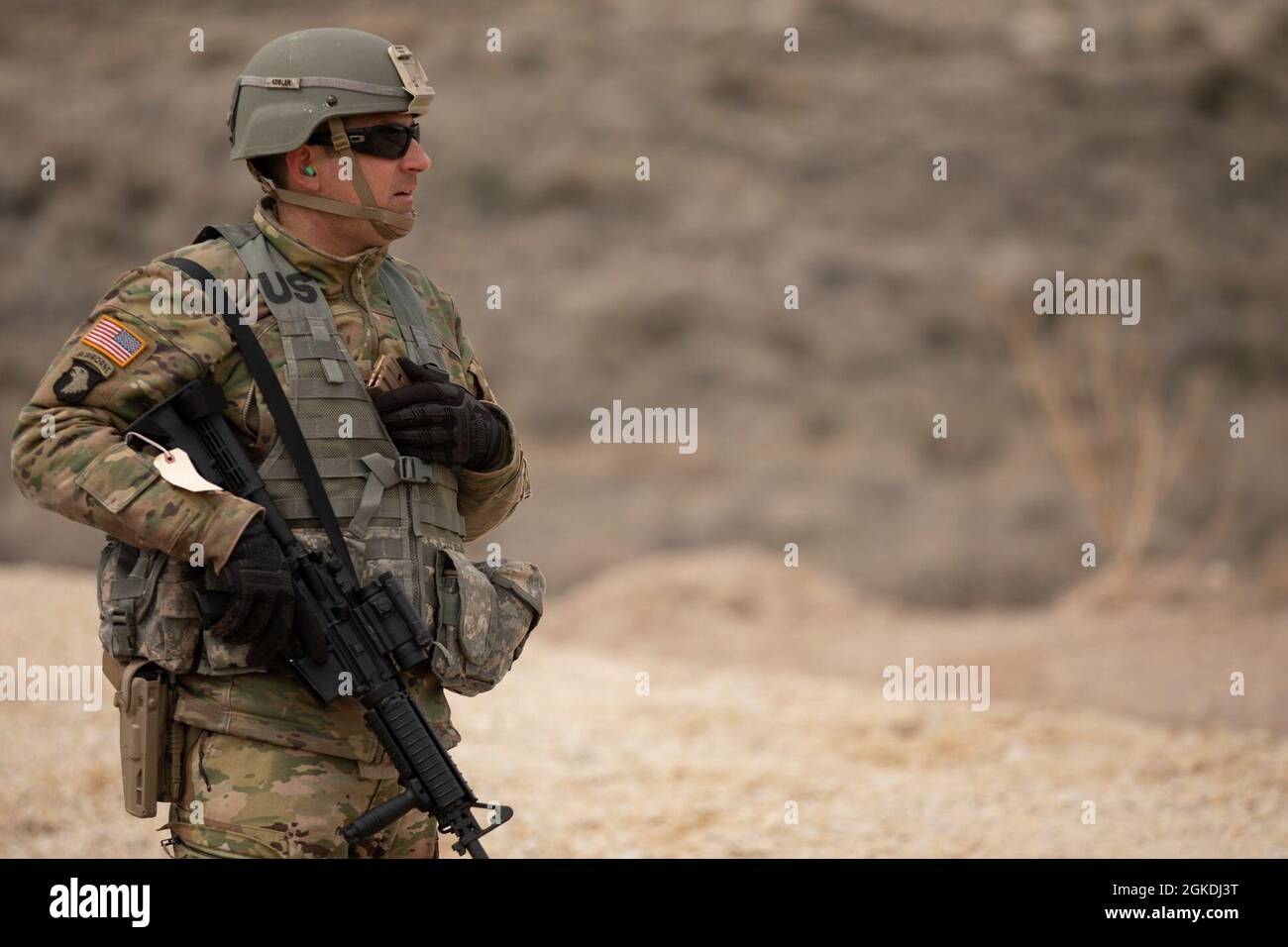 Sgt. Frederick Kesler, ein Sanitäter für den Intensivflug mit dem 2nd Battalion 211. Aviation Regiment, blickt während der bekannten Fernfeuerwaffen-Veranstaltung des Utah National Guard Best Warrior Competition in Camp Williams, Utah, am 22. März 2021 in die untere Reichweite seines Ziels. Der Wettbewerb der Utah National Guard Best Warrior testet die körperliche Ausdauer, das militärische Wissen und die mentale Ausdauer des Soldaten, um den Soldaten des Jahres, den nicht beauftragten Offizier des Jahres und den leitenden NCO des Jahres zu bestimmen. Stockfoto