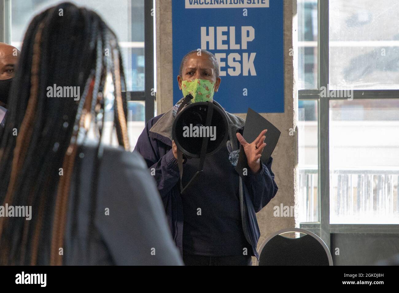 JoLinda Johnson, Direktorin des Office of Equal Rights für FEMA, spricht mit der Kongressdelegation von Michigan während einer Tour durch das staatlich geführte, staatlich unterstützte Ford Field COVID-19 Community Vaccination Center in Detroit, 22. März 2021. Nach der Eröffnung wird der CVC bis zu 6,000 Impfungen pro Tag verabreichen. Das U.S. Northern Command setzt sich über die U.S. Army North weiterhin dafür ein, die Federal Emergency Management Agency im Rahmen der Reaktion der gesamten Regierung auf COVID-19 weiterhin flexibel und flexibel zu unterstützen. Stockfoto
