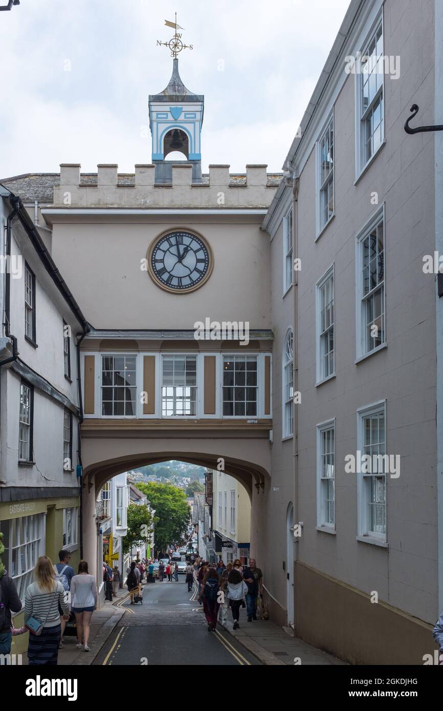 East Gate Tudor Bogen und Uhrenturm über Totnes High Street, Devon war einst der Eingang zur mittelalterlichen Stadt Stockfoto