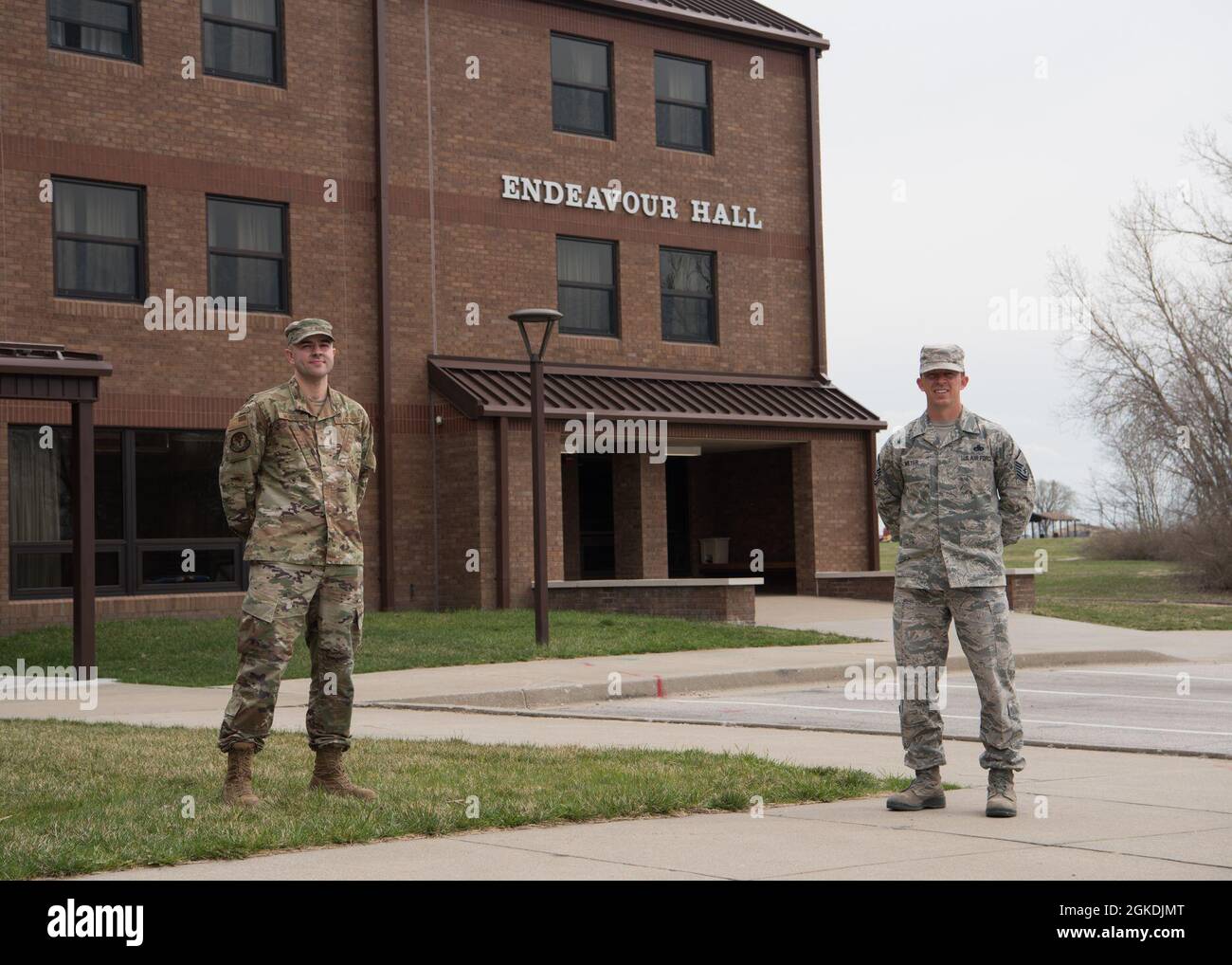 US Air Force Staff Sgt. Nichola Monteith, 509. Zivilingenieur Squadron Endeavour Hall Airman Dorm Leader (links) und U.S. Air Force Master Sgt. Wade Meyer, 509. CES, unbegleiteter Wohnungsinspektor, steht vor der neu renovierten Endeavour Hall auf der Whiteman Air Force Base, Missouri, 22. März 2021. Die Endeavour Hall wurde auf der 509. CES als Teil des größeren Prozesses renoviert, um die Lebensqualität von Single Airmen zu verbessern. Stockfoto