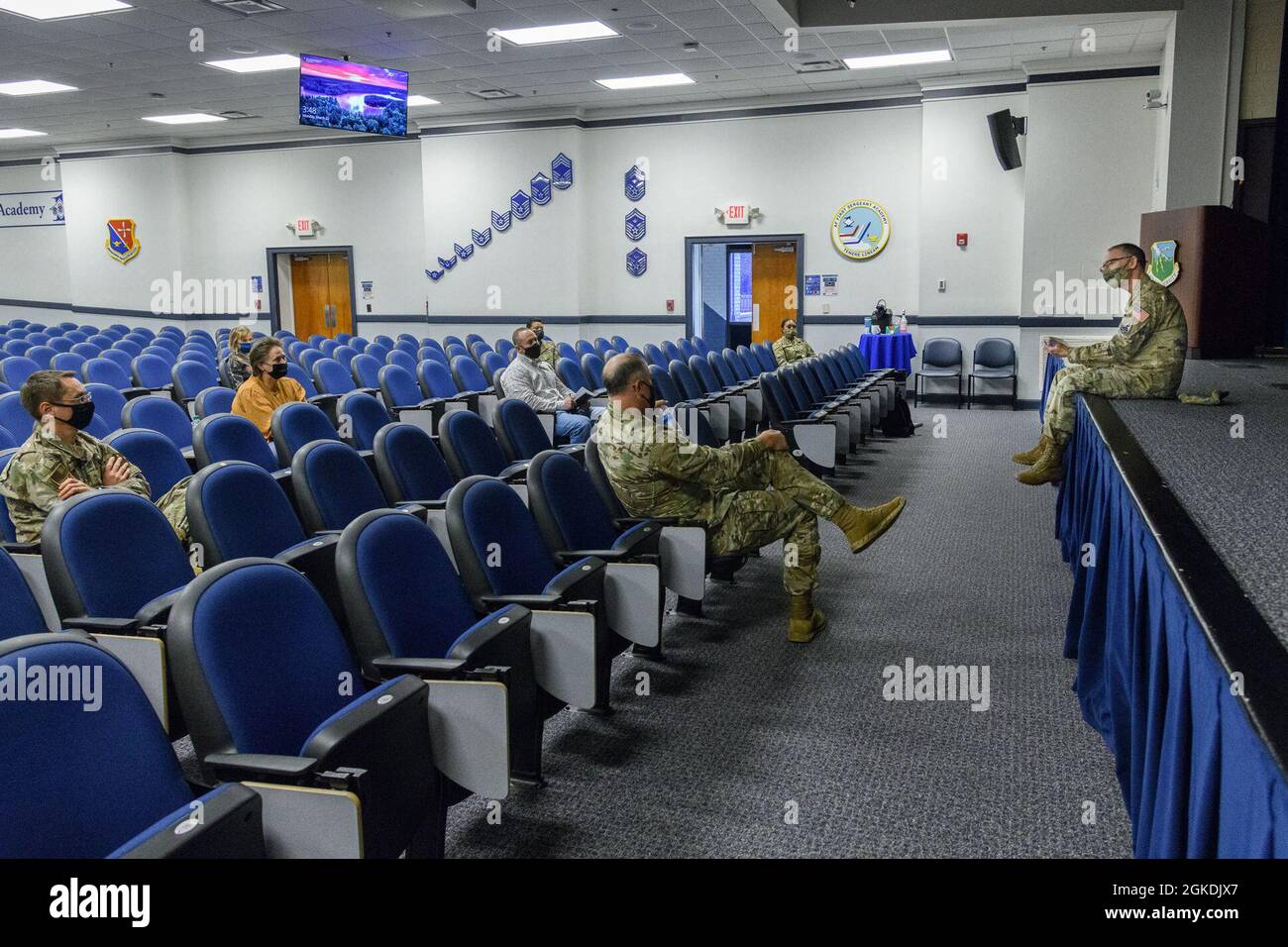 Maxwell AFB, Ala. - Chief Master Sergeant der Space Force Roger A. Towberman spricht mit dem Chief Leadership Academy Staff, 22. März 2021. Stockfoto