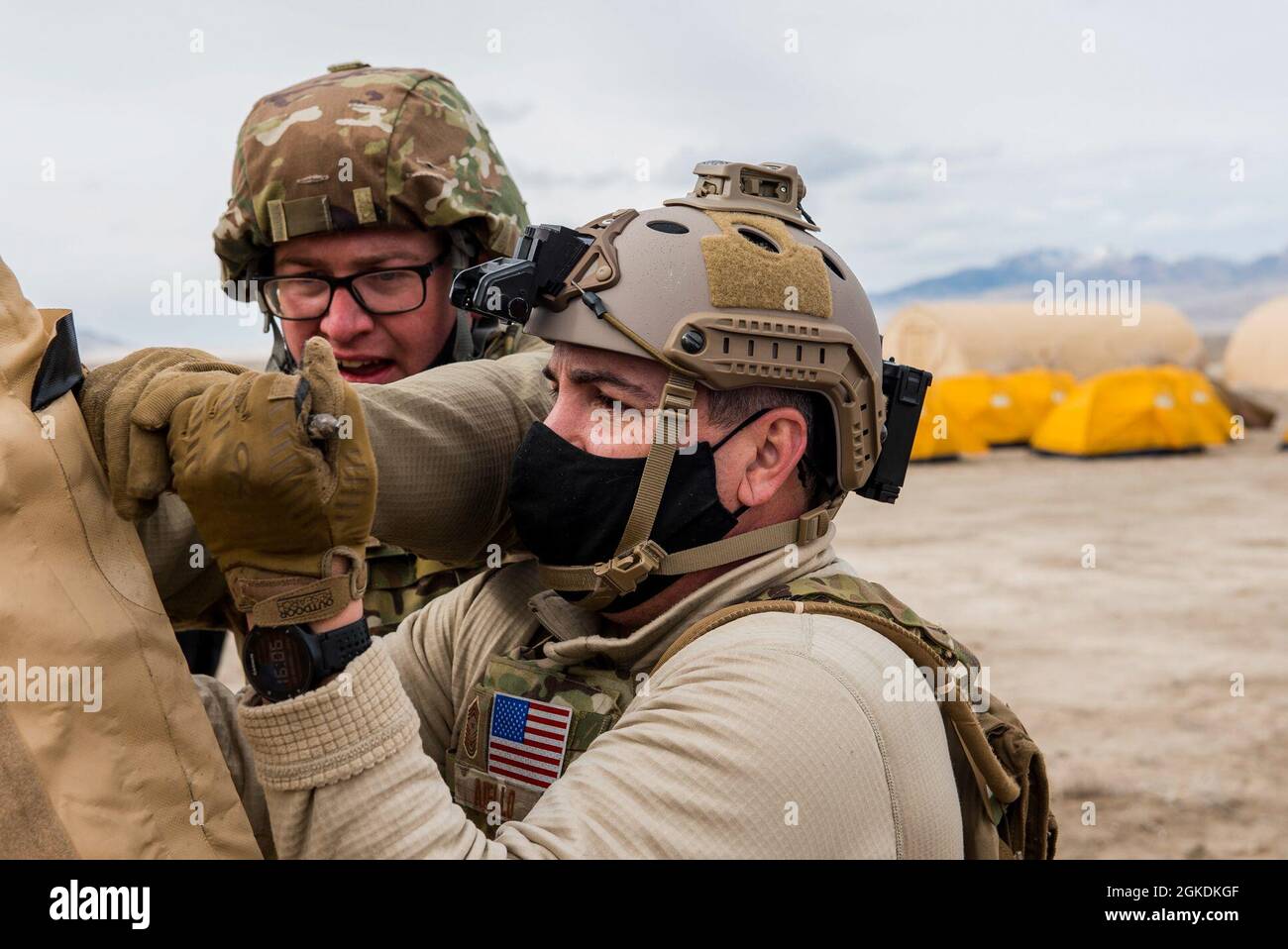 Ein Mitglied des 27. Special Operations Mission Sustainment Team 1 unterstützt den Leiter des 27. Special Operations Wing Command, Sergeant Sean Aiello, während einer Übung zur Betriebsbereitschaft der SOW 27 auf dem Dugway Proving Grounds, Utah, am 22. März 2021. Das Konzept des Mission Sustainment Teams bietet einen Weg nach vorn beim Aufbau kleiner, verstreuter Teams, die unabhängig von den Hauptbetriebsgrundlagen arbeiten können. Stockfoto