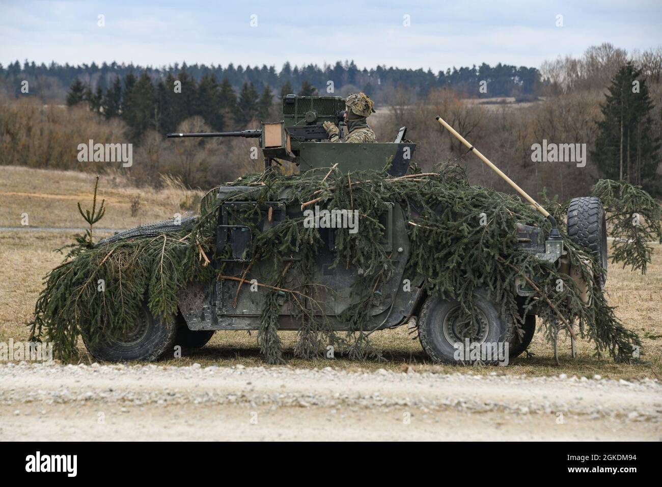 Ein US-Soldat, der dem 1. Squadron, dem 91. Kavallerieregiment, der 173. Luftbrigade zugewiesen ist, scannt den Bereich während einer Live-Feuerübung auf Zugebene auf dem Trainingsgelände des 7. Armee-Trainingskommandos in Grafenwoehr, Deutschland, 23. März 2021. Stockfoto