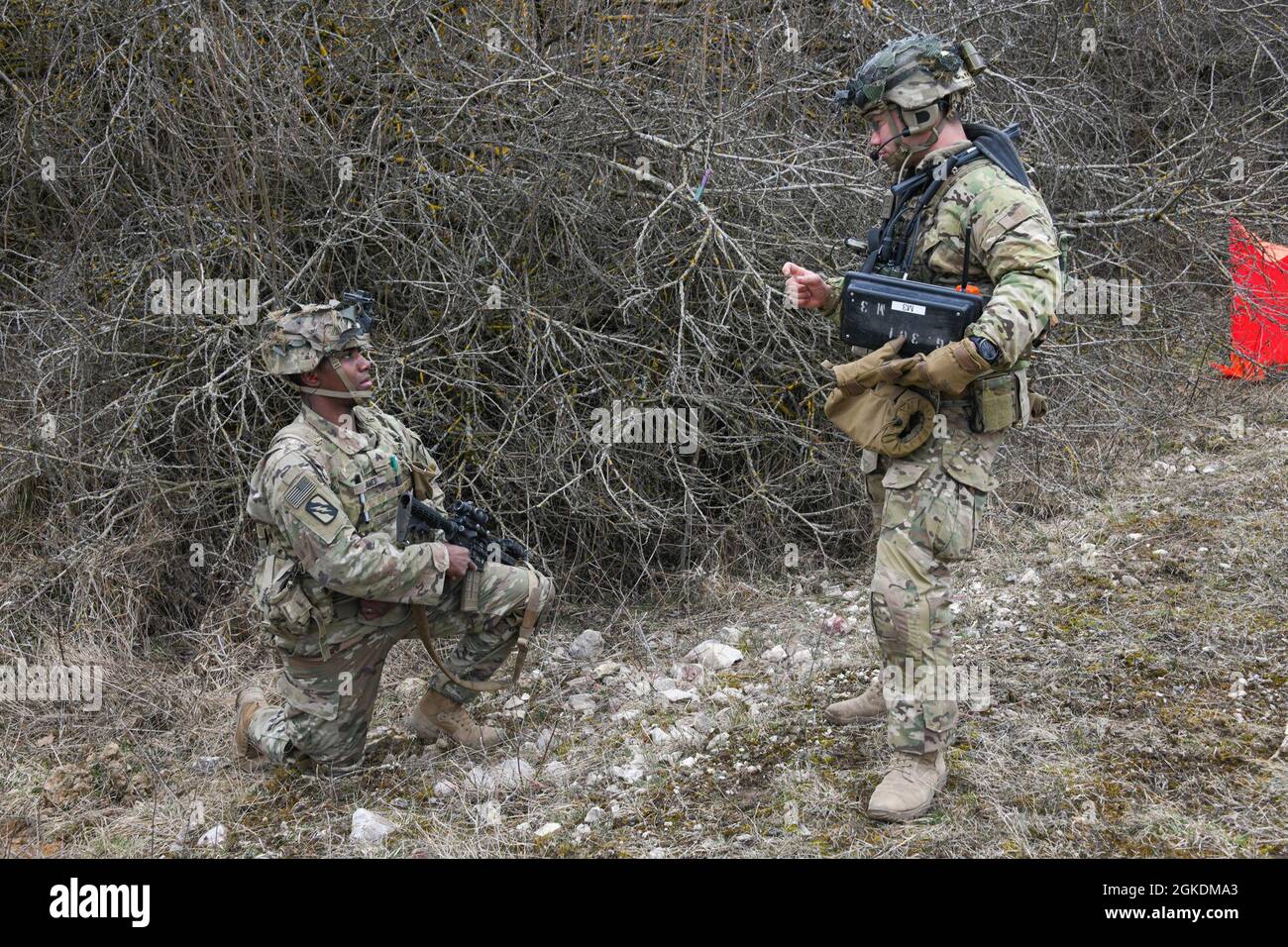 Der US-Armeekapott Bernard Witschen, rechts, wurde der 1. Staffel, dem 91. Kavallerieregiment, der 173. Luftbrigade zugewiesen und gibt einem Fallschirmjäger während einer Live-Feuerübung auf Zugebene im Trainingsgebiet des 7. Armeekommandos Grafenwoehr, Deutschland, 23. März 2021 Anleitung und Anleitung. Stockfoto