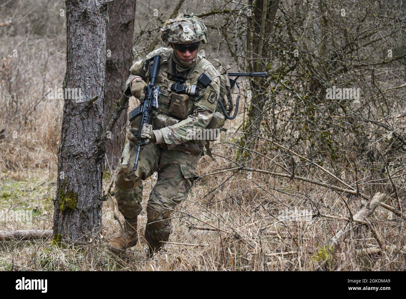 U.S. Army PFC. Tyler Solaita, der der 1. Staffel, dem 91. Kavallerieregiment, der 173. Luftbrigade zugeordnet ist, eilt während einer Live-Feuerübung auf Zugebene auf dem Trainingsgelände des 7. Armeekommandos in Grafenwoehr, Deutschland, 23. März 2021, zu seiner nächsten Position. Stockfoto