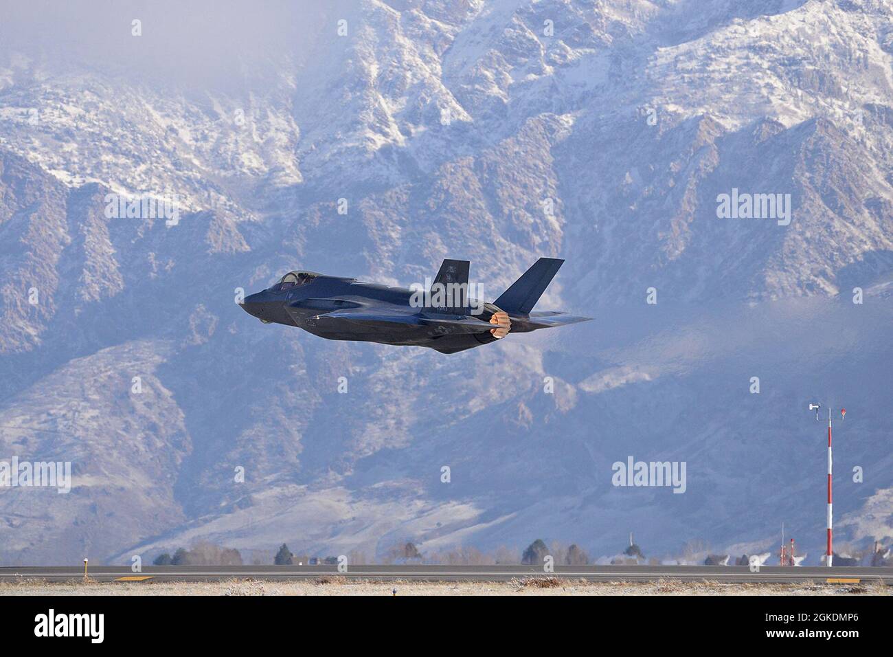 Capt. Kristin „Beo“ Wolfe, F-35A Lightning II Demonstrationsteam-Pilotin und Kommandantin, nutzt ihren Nachbrenner, um über die Startbahn zu beschleunigen, um eine Übungsdemonstration auf der Hill Air Force Base, Utah, am 23. März 2021 zu beginnen. Das Demonstrationsteam ist Teil des Air Combat Command und wird dem 388. Fighter Wing auf der Hill AFB zugewiesen. Capt. Wolfe wuchs als Tochter des pensionierten Oberst Jon Wolfe als Militärkind auf und flog den T-6 Texan II, T-38 Talon, F-22 Raptor und jetzt den F-35A Lightning II Stockfoto