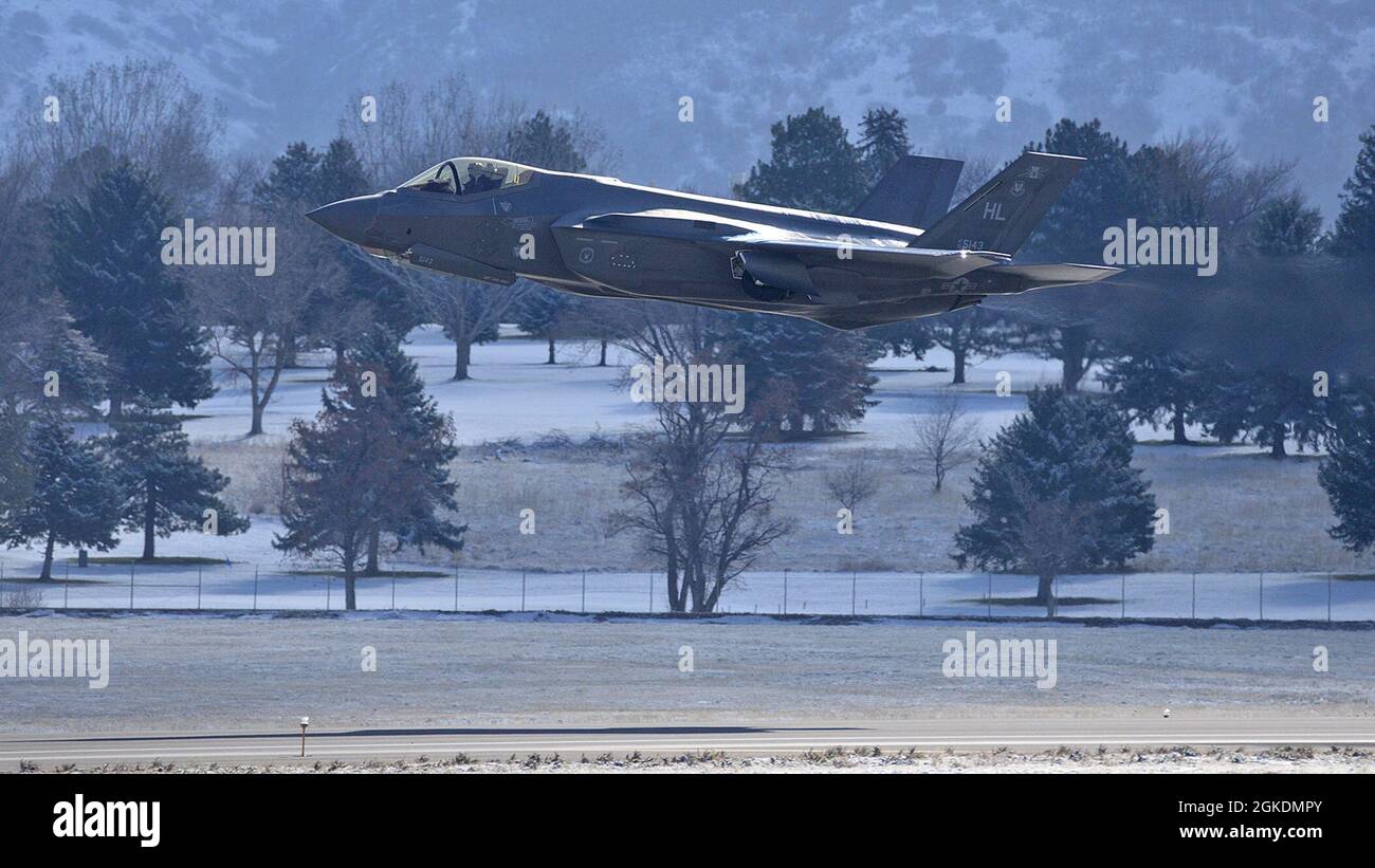 Capt. Kristin „Beo“ Wolfe, Pilot und Kommandant des F-35A Lightning II Demonstrationsteams, hebt die Startbahn ab und zieht das Fahrwerk ein, um am 23. März 2021 auf der Hill Air Force Base, Utah, eine Übungsdemonstration zu beginnen. Das Demonstrationsteam ist Teil des Air Combat Command und wird dem 388. Fighter Wing auf der Hill AFB zugewiesen. Capt. Wolfe wuchs als Tochter des pensionierten Oberst Jon Wolfe als Militärkind auf und flog den T-6 Texan II, T-38 Talon, F-22 Raptor und jetzt den F-35A Lightning II Stockfoto