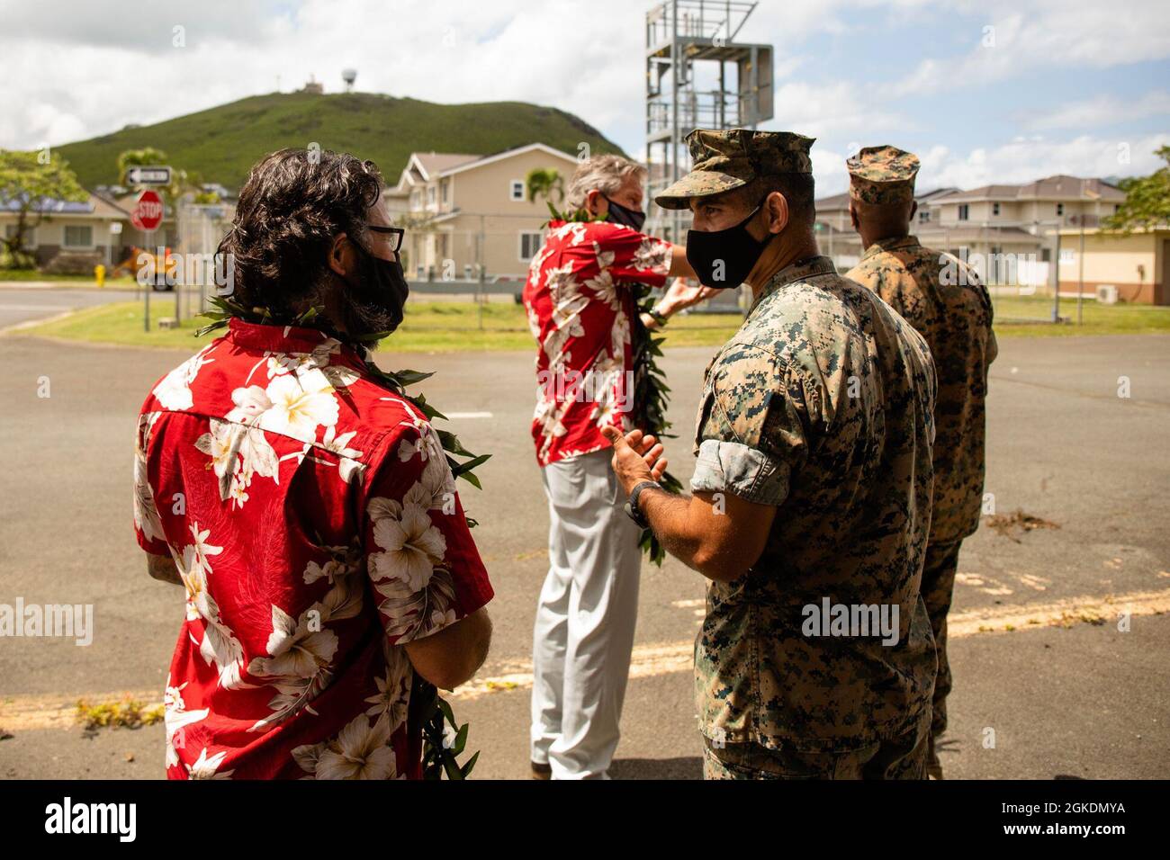 US Marine Corps Col. Speros Koumparakis, Kommandant der Marine Corps Base Hawaii, spricht mit Brian Shields, Ausbildungsleiter des MCBH Airstreams Renewables, Inc. Career Skills Programms während der großen Eröffnungszeremonie für das MCBH ARI Career Skills Programm, MCBH, 23. März 2021. Das Programm bietet Schulungen an, um aktive Dienstmitglieder bei ihrem Übergang aus dem Militär in den amerikanischen Unternehmenssektor zu unterstützen. Stockfoto