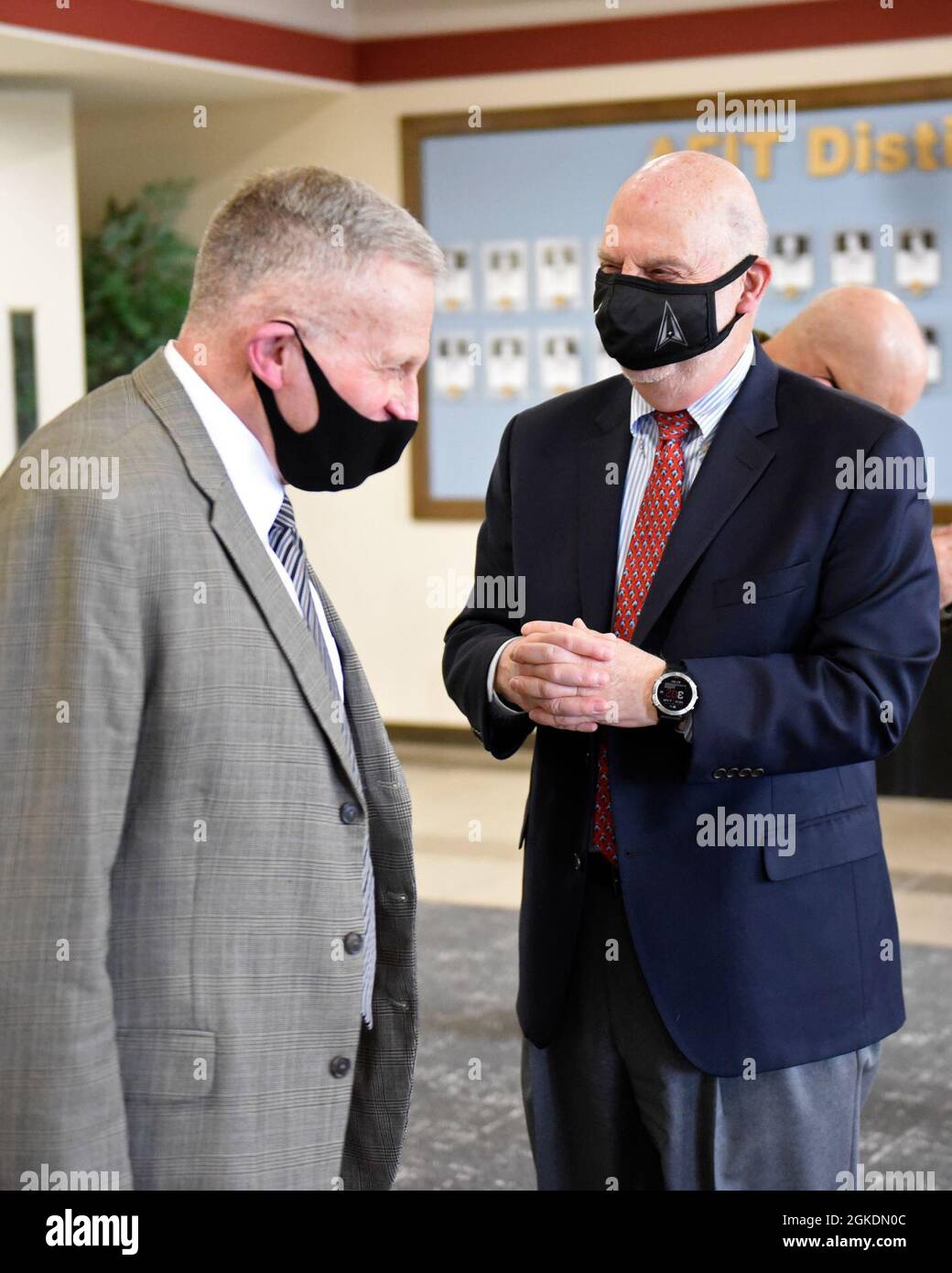 Der amtierende Luftwaffenminister John Roth spricht mit Todd Stewart, Kanzler und Direktor des Air Force Institute of Technology auf der Wright-Patterson Air Force Base, Ohio, 23. März 2021. Der Sekretär traf sich auch mit anderen Mitarbeitern der Luftwaffe und besichtigte mehrere Einrichtungen am Stützpunkt, darunter das National Air and Space Intelligence Center. Stockfoto