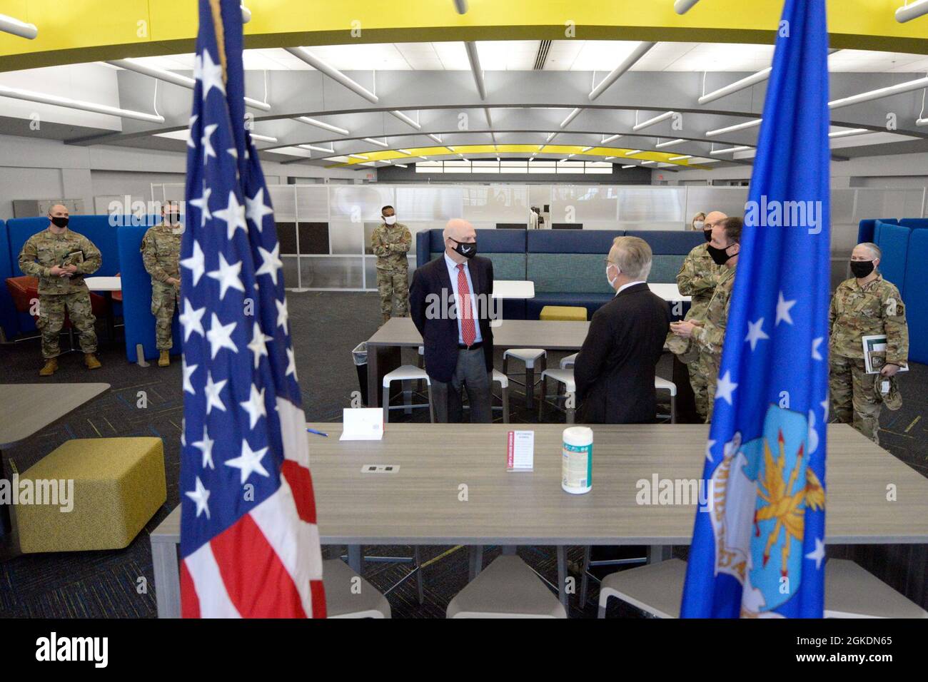 Der amtierende Sekretär der Luftwaffe, John Roth, führt mit John Carr, stellvertretender Leiter der Simulatorabteilung, Life Cycle Management Center auf der Wright-Patterson Air Force Base, Ohio, am 23. März 2021 durch den neuen Hotelarbeitsplatz. Roth traf sich mit Mitarbeitern der Luftwaffe und besichtigte mehrere Einrichtungen am Stützpunkt, darunter das National Air and Space Intelligence Center. Stockfoto