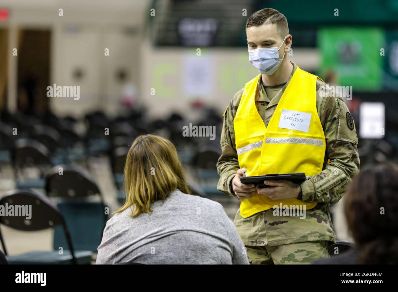 Die US-Armeekapitäterin Mitchell Garrison, gebürtig aus Lubbock, Texas, und eine Krankenschwester der Armee vom Basset Army Community Hospital in Fairbanks, Alaska, spricht mit einem Gemeindemitglied über ihre Erfahrungen im Wolstein Community Vaccination Center in Cleveland, 23. März 2021. „für mich bedeutet dies das Anfangsende für die Pandemie“, sagte er. „Es fühlt sich toll an, eine Rolle dabei zu spielen.“ Das U.S. Northern Command setzt sich über die U.S. Army North weiterhin dafür ein, die Federal Emergency Management Agency im Rahmen der Reaktion der gesamten Regierung auf COVID-19 weiterhin flexibel und flexibel zu unterstützen. Stockfoto