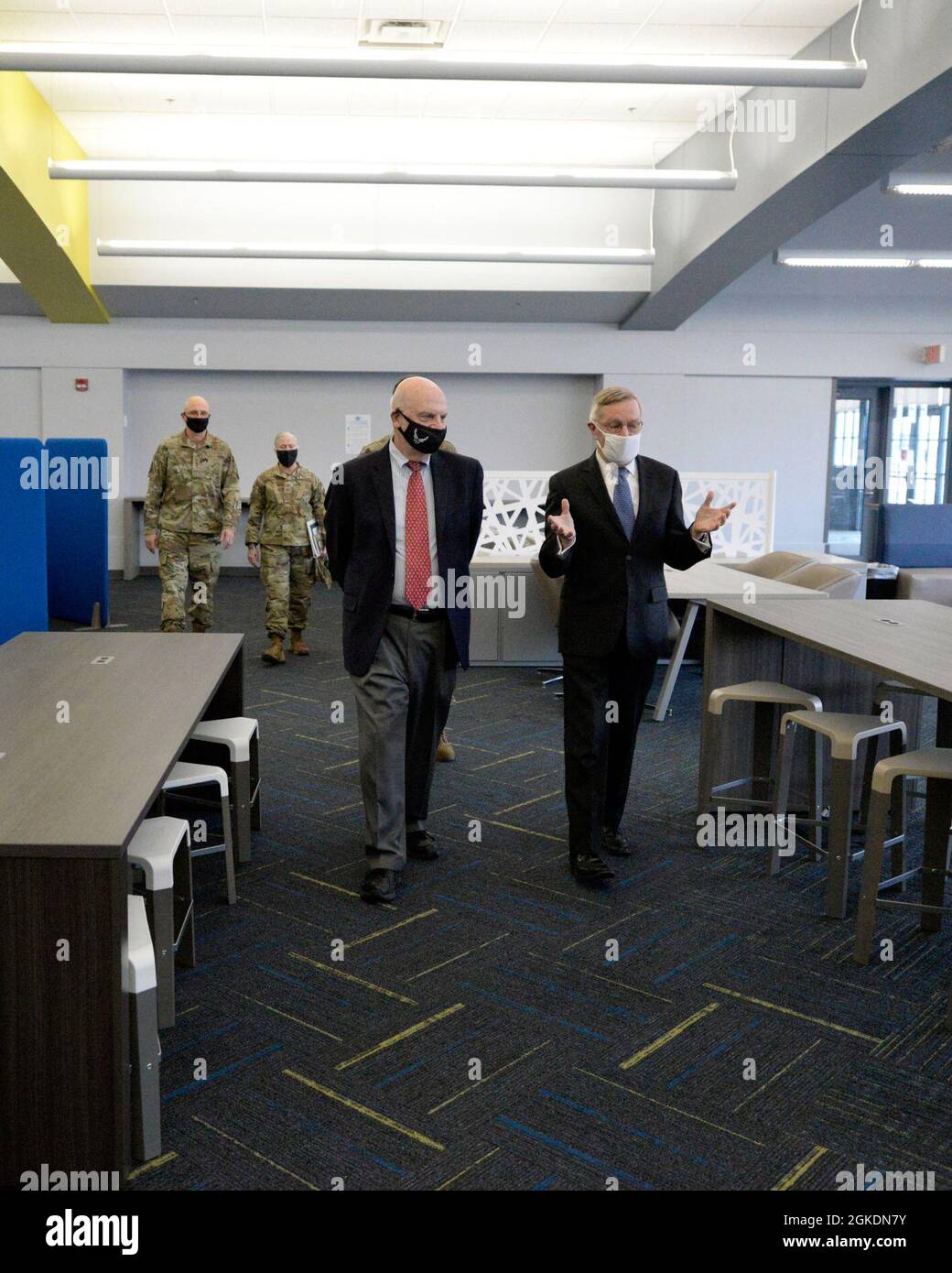 Der amtierende Sekretär der Luftwaffe, John Roth, führt mit John Carr, stellvertretender Leiter der Simulatorabteilung, Life Cycle Management Center auf der Wright-Patterson Air Force Base, Ohio, am 23. März 2021 durch den neuen Hotelarbeitsplatz. Roth traf sich mit Mitarbeitern der Luftwaffe und besichtigte mehrere Einrichtungen am Stützpunkt, darunter das National Air and Space Intelligence Center. Stockfoto