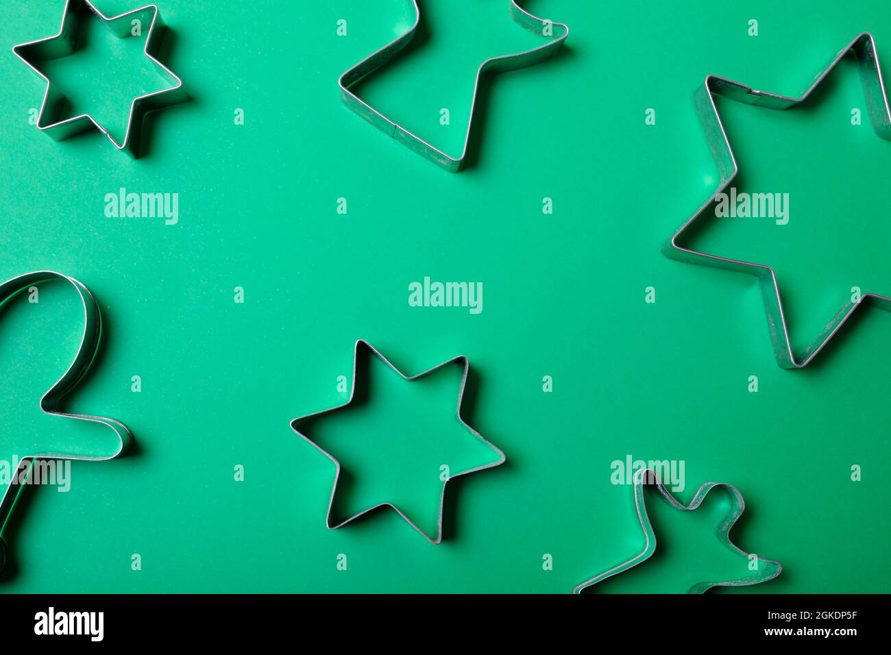 Zusammensetzung von Sternen und Engeln Ingwer Mann Ausstechformen auf grünem Hintergrund Stockfoto