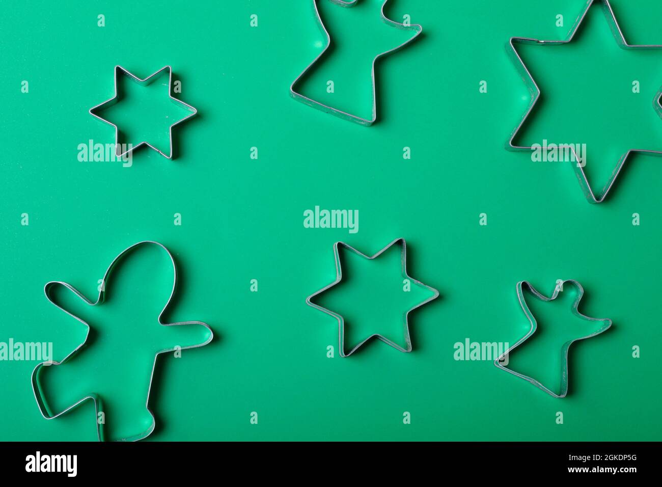 Komposition aus Stern- und Engelsginger-Mann-Ausstechformen auf grünem Hintergrund Stockfoto