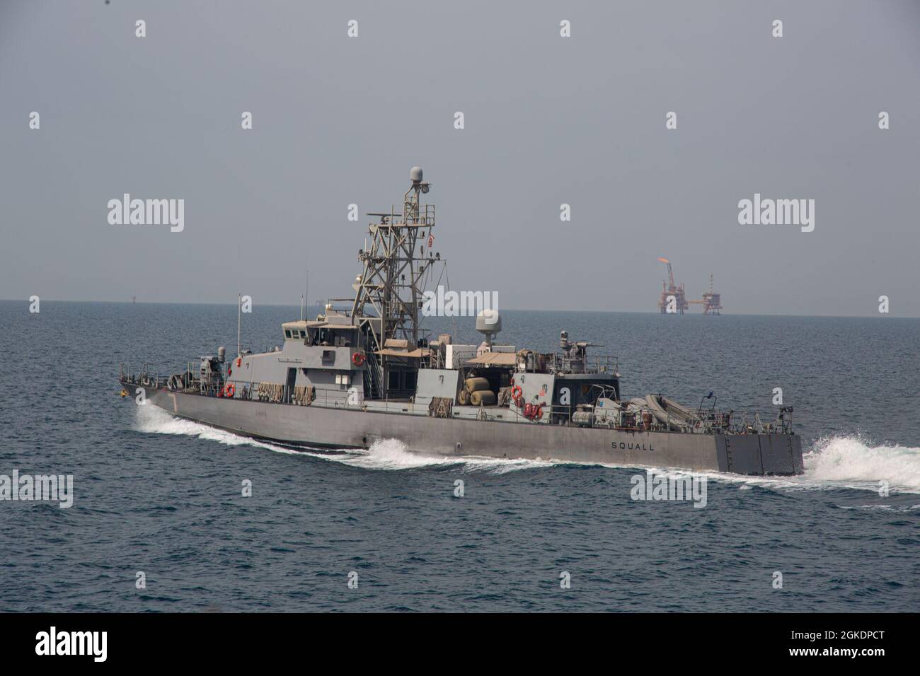 210323-A-BD272-1180 ARABISCHER GOLF (23. März 2021) – das Patrouillenküstenschiff USS Squall (PC 7) durchschiffe den Arabischen Golf, 23. März. Squall wird in den Einsatzbereich der 5. US-Flotte eingesetzt, um Marineinteraktionen zu unterstützen, um die maritime Stabilität und Sicherheit in der Zentralregion zu gewährleisten und das Mittelmeer und den Pazifik durch den westlichen Indischen Ozean und drei strategische Engpässe zu verbinden. Stockfoto