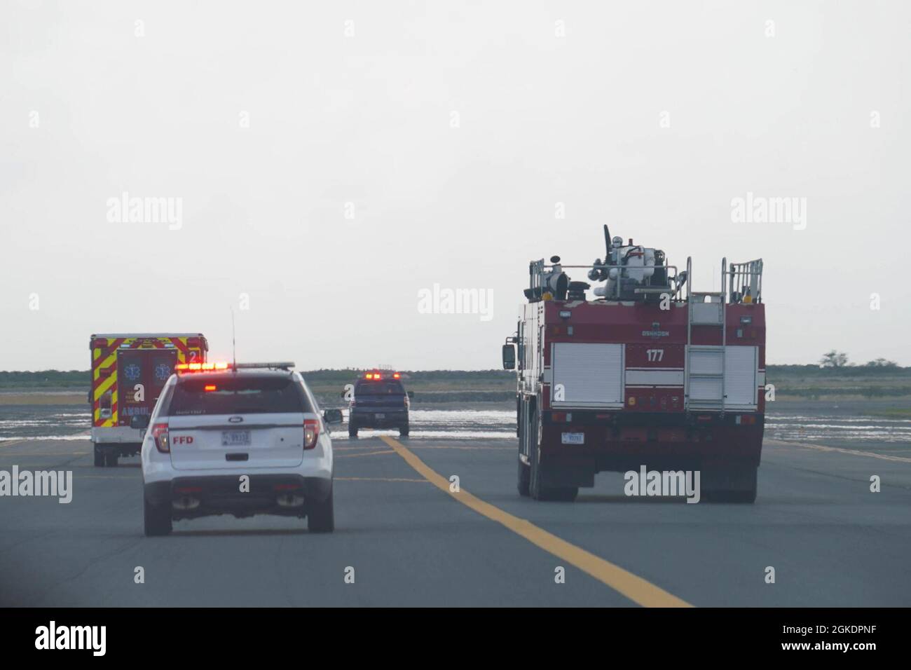 Ersthelfer begleiten ein Mitglied der Luftbesatzung im Krankenwagen von der Fluglinie während einer Dekompressionsübung auf der Joint Base Pearl Harbor-Hickam Hawaii, März. 23, 2021. Eine hyperbare Rückkompressionskammer behandelt Mitglieder der Luftbesatzung, die eine Dekompressionskrankheit erfahren. Stockfoto
