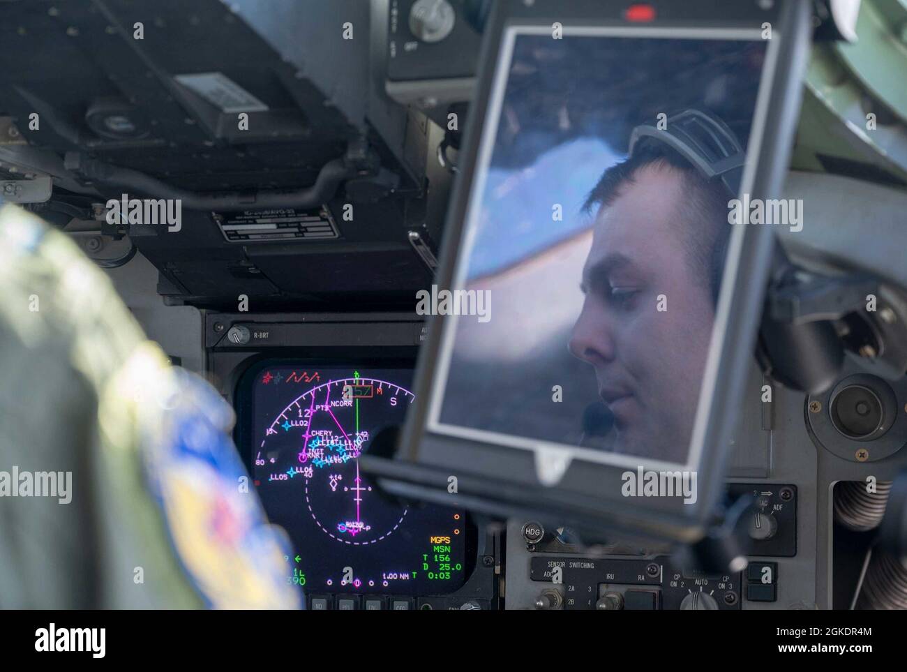 Capt. James Dimmick, 3. Airlift Squadron Pilot, fliegt einen Dover Air Force Base C-17 Globemaster III während der Übung Razor Talon über den Atlantischen Ozean, 23. März 2021. Mobility Airmen nahm an RT Teil, um die Bereitschaft zu verbessern und bei der Umsetzung des Konzepts für agile Kampfbeschäftigung in der gesamten Luftwaffe zu helfen. Stockfoto