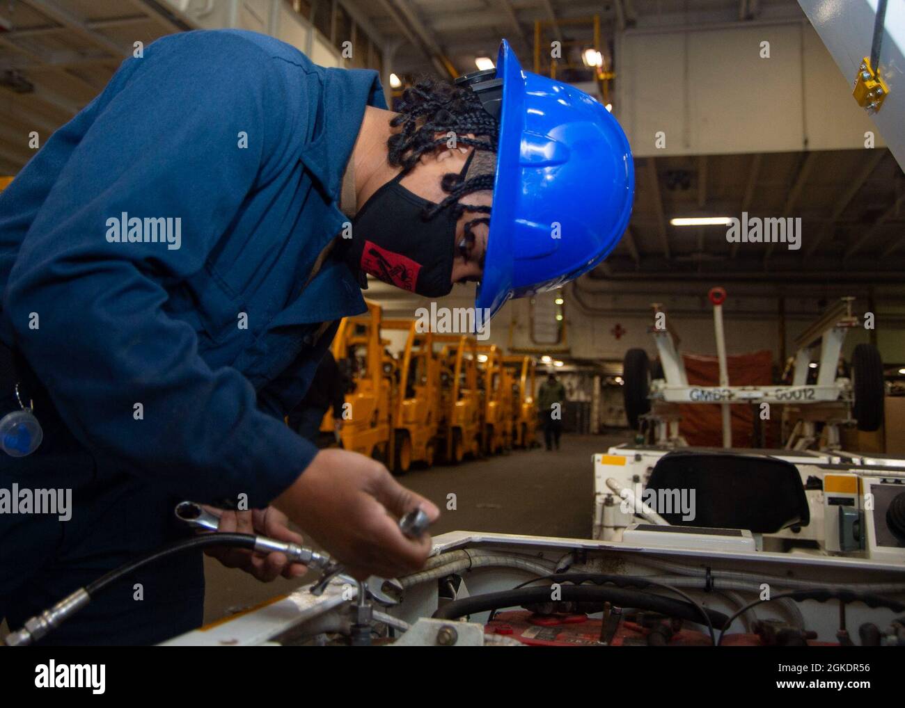 210323-N-BD352-0033 PORTSMOUTH, VA. (März. 23, 2021) der aus San Antonio stammende Airman Taya De La Garza zieht in der Hangarbucht des Nimitz-Klasse-Flugzeugträgers USS Harry S. Truman (CVN 75) einen Bolzen an einem Spottwagen an. Truman befindet sich derzeit in der Norfolk Naval Shipyard für den ECIA-Zeitraum (Extended Carrier Incremental Availability). Stockfoto